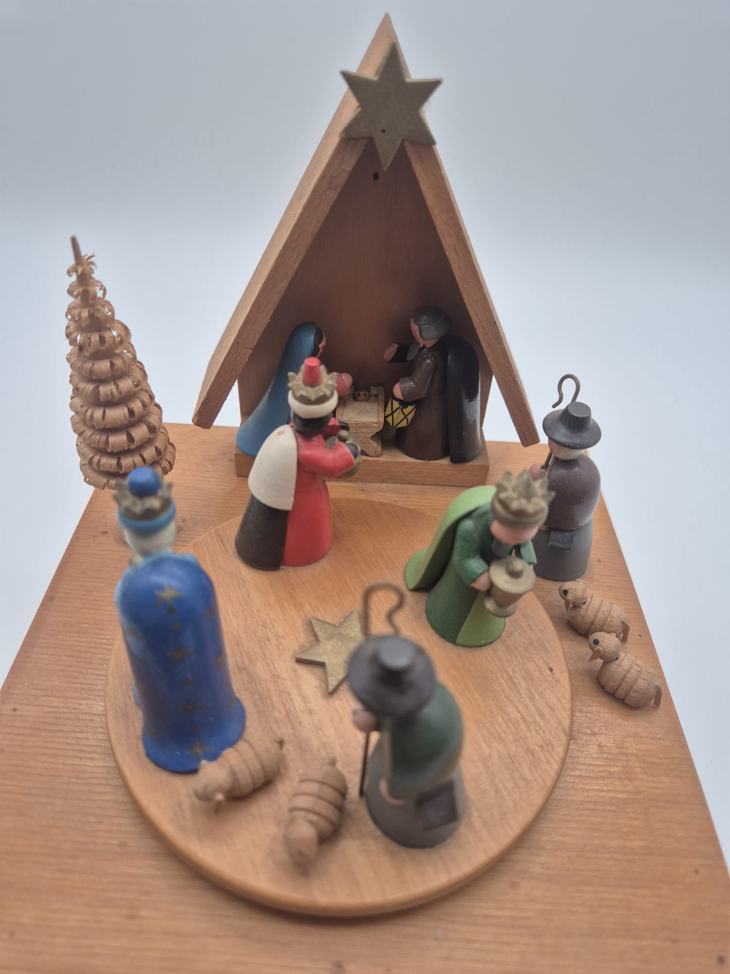 Holz-Spieluhr Krippe mit Figuren