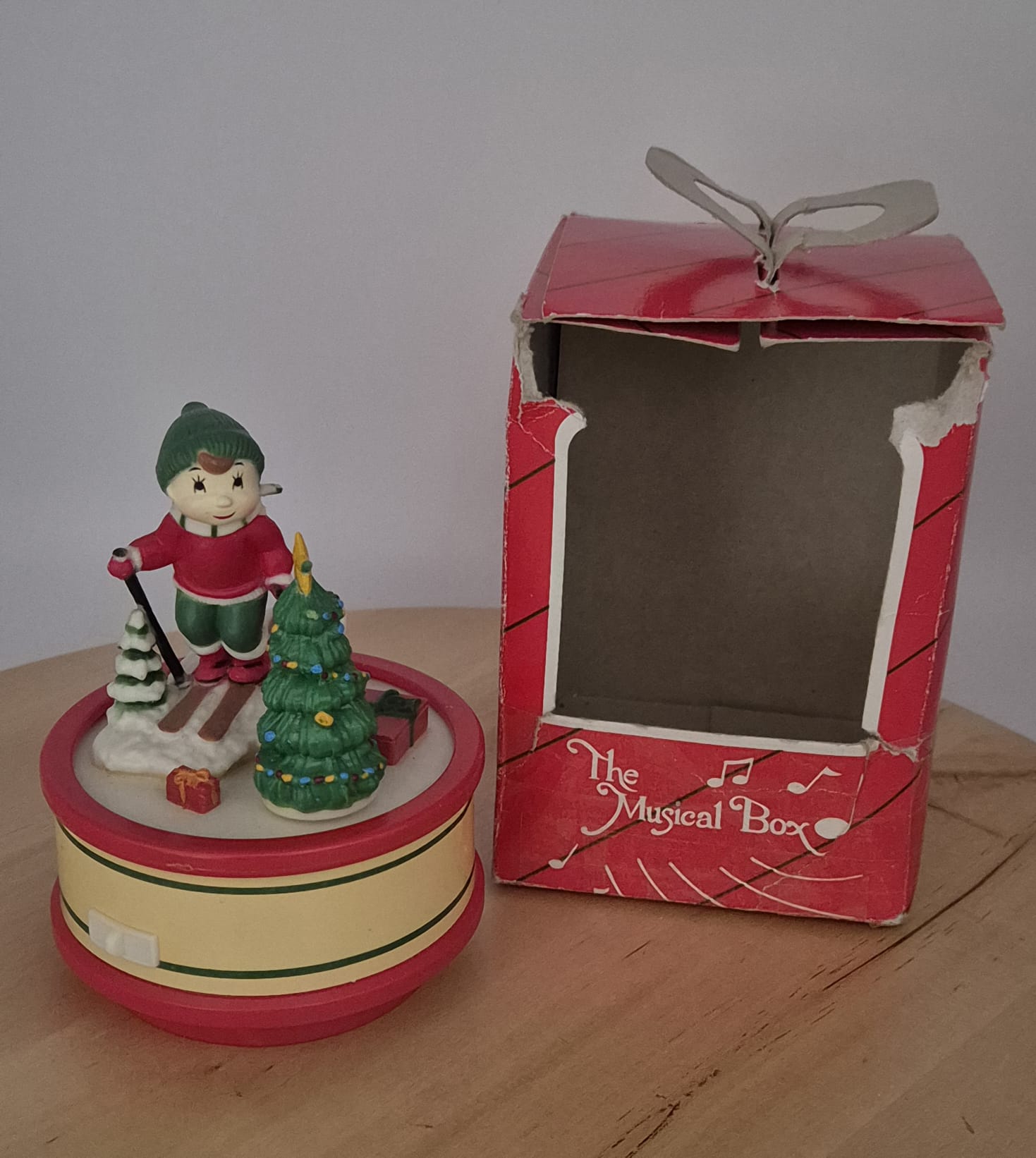 Spieluhr „Kind auf Ski mit Weihnachtsbaum“