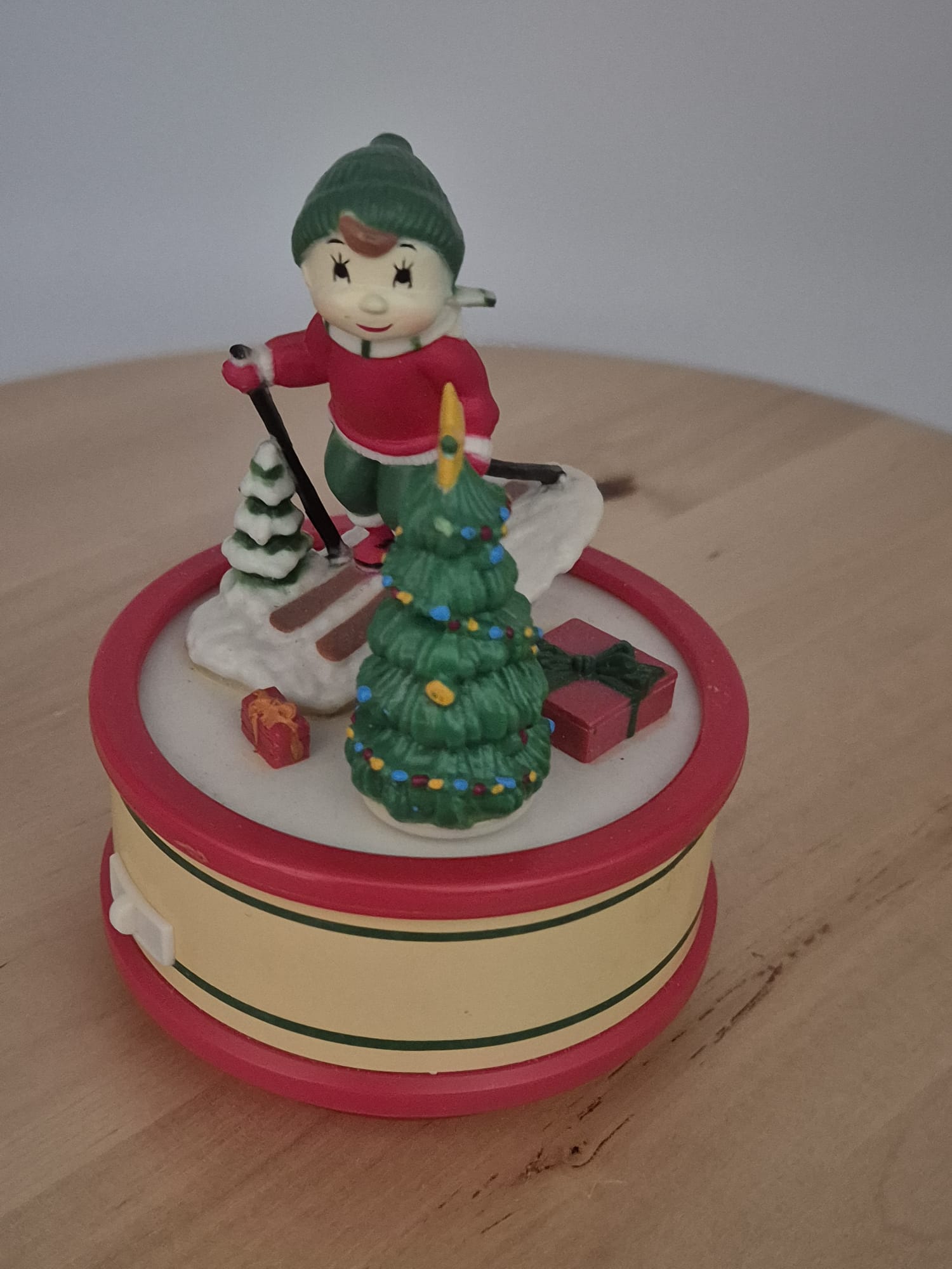 Spieluhr „Kind auf Ski mit Weihnachtsbaum“