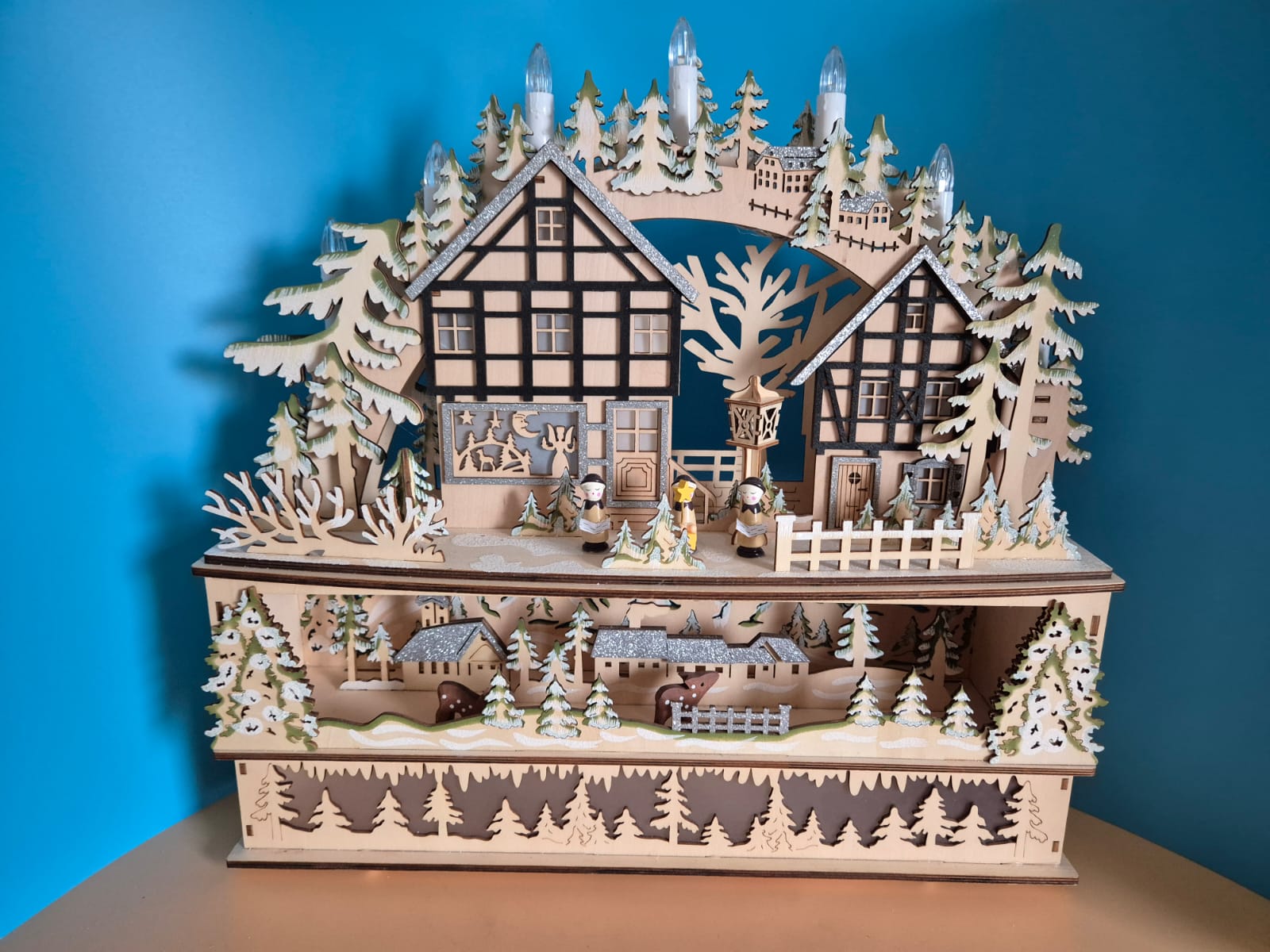 Holz-Lichterbogen mit Dorfmotiv