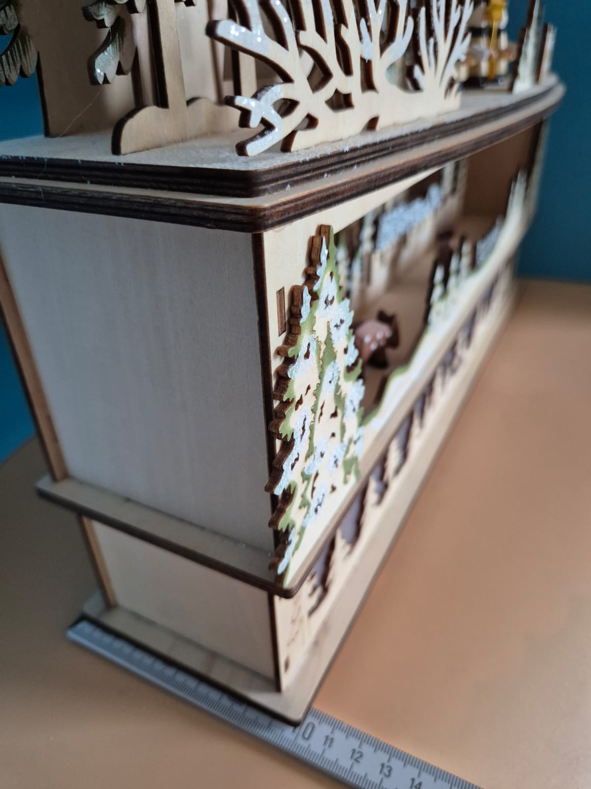 Holz-Lichterbogen mit Dorfmotiv