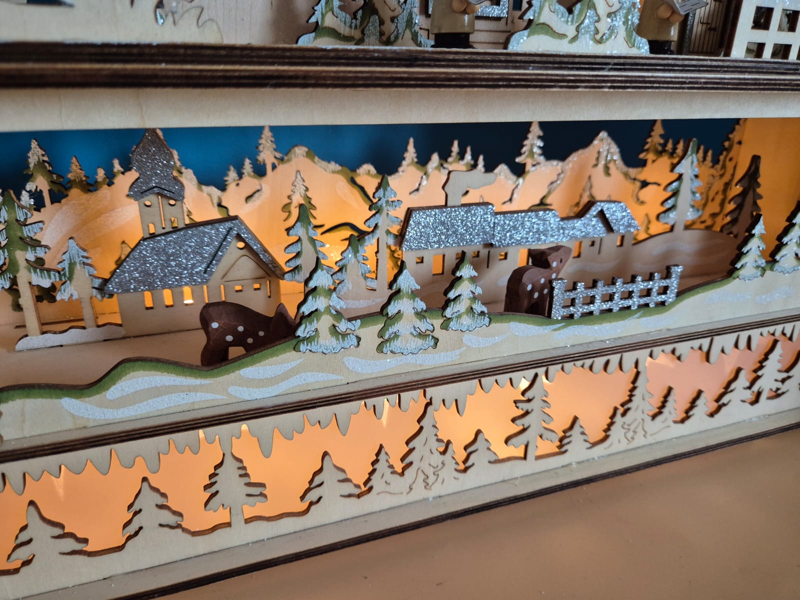 Holz-Lichterbogen mit Dorfmotiv