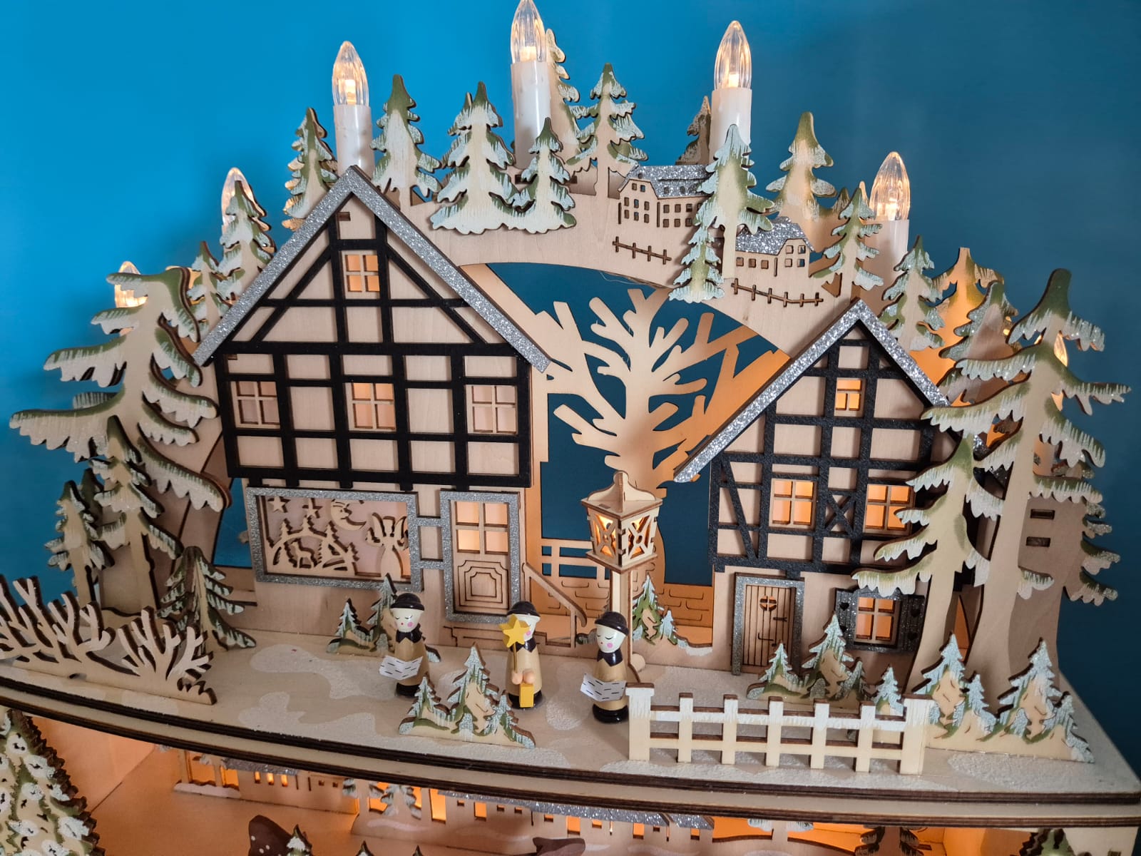 Holz-Lichterbogen mit Dorfmotiv