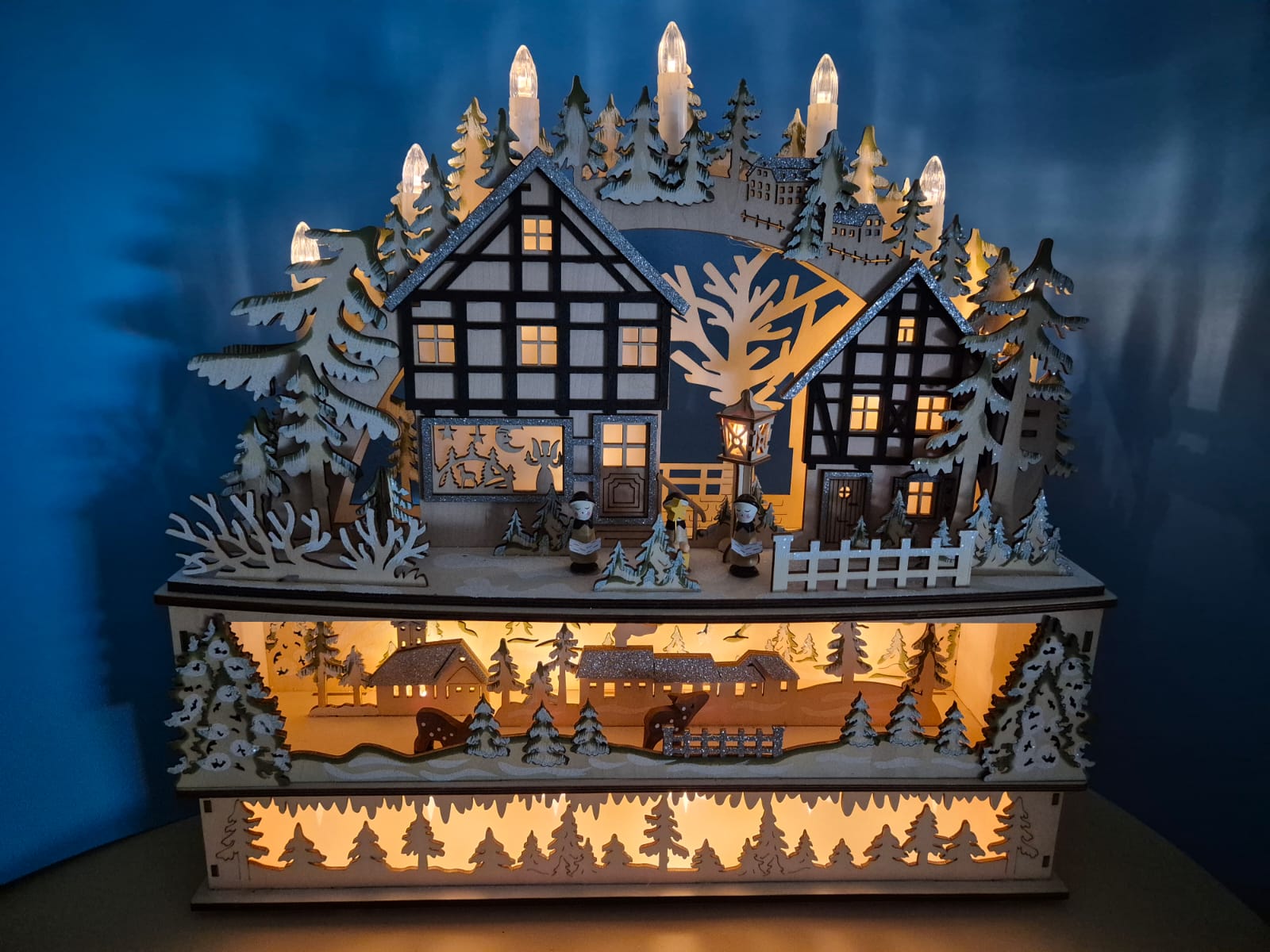 Holz-Lichterbogen mit Dorfmotiv