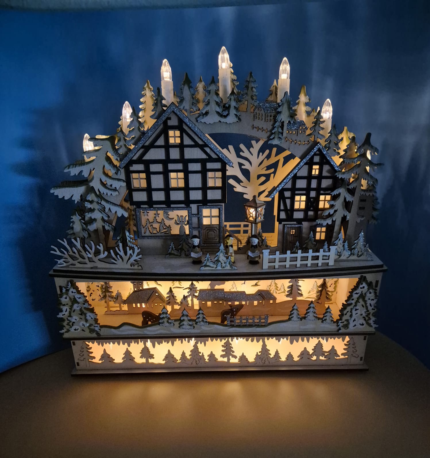 Holz-Lichterbogen mit Dorfmotiv