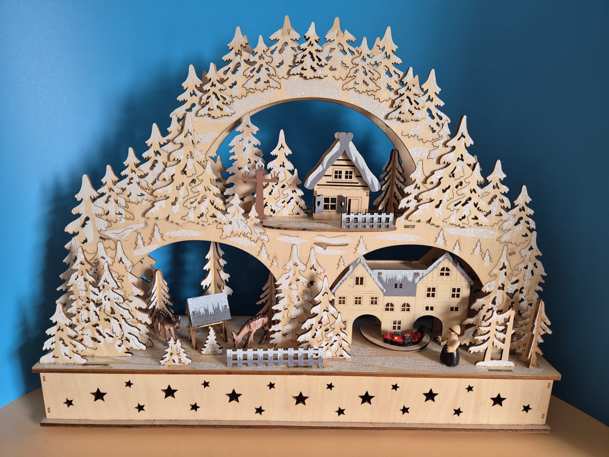 Holz-Schwibbogen mit Winterlandschaft, Musik und Beleuchtung