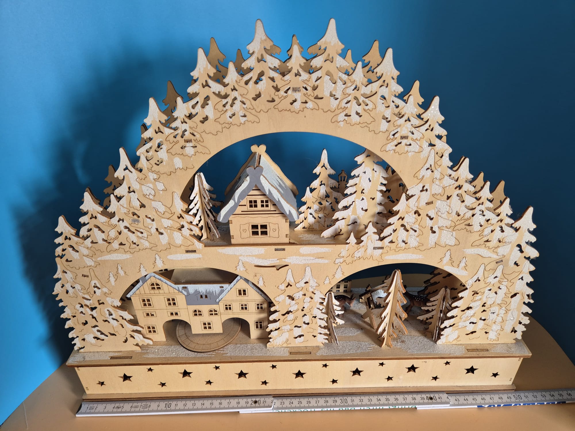 Holz-Schwibbogen mit Winterlandschaft, Musik und Beleuchtung