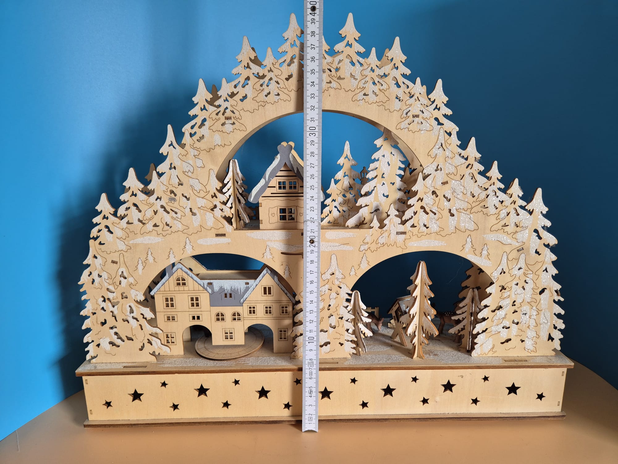 Holz-Schwibbogen mit Winterlandschaft, Musik und Beleuchtung