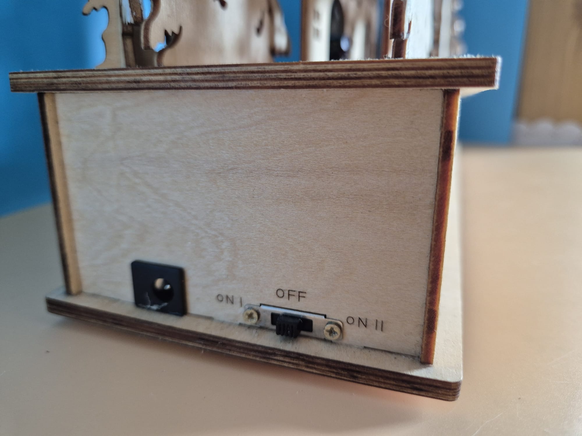 Holz-Schwibbogen mit Winterlandschaft, Musik und Beleuchtung
