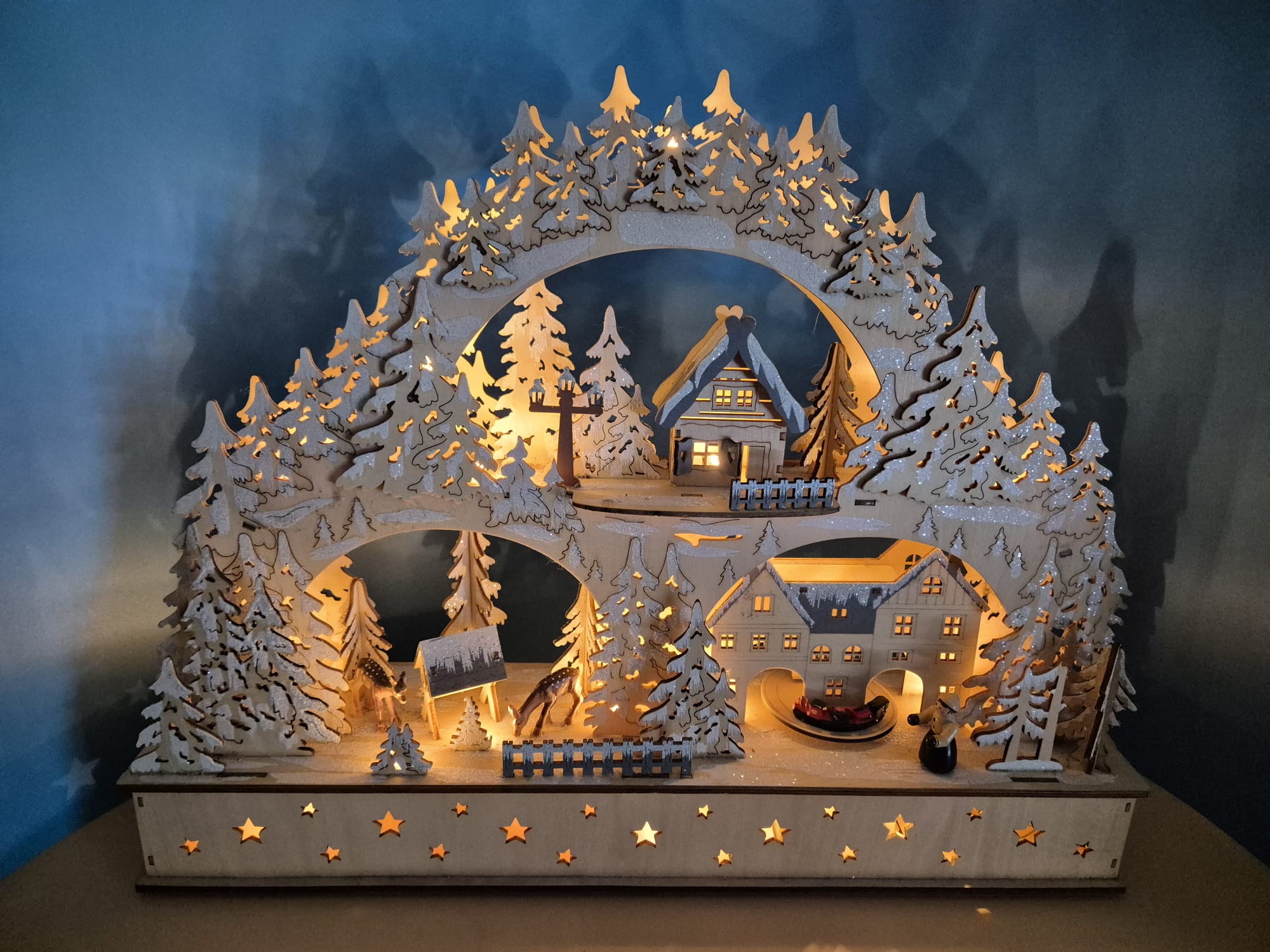 Holz-Schwibbogen mit Winterlandschaft, Musik und Beleuchtung