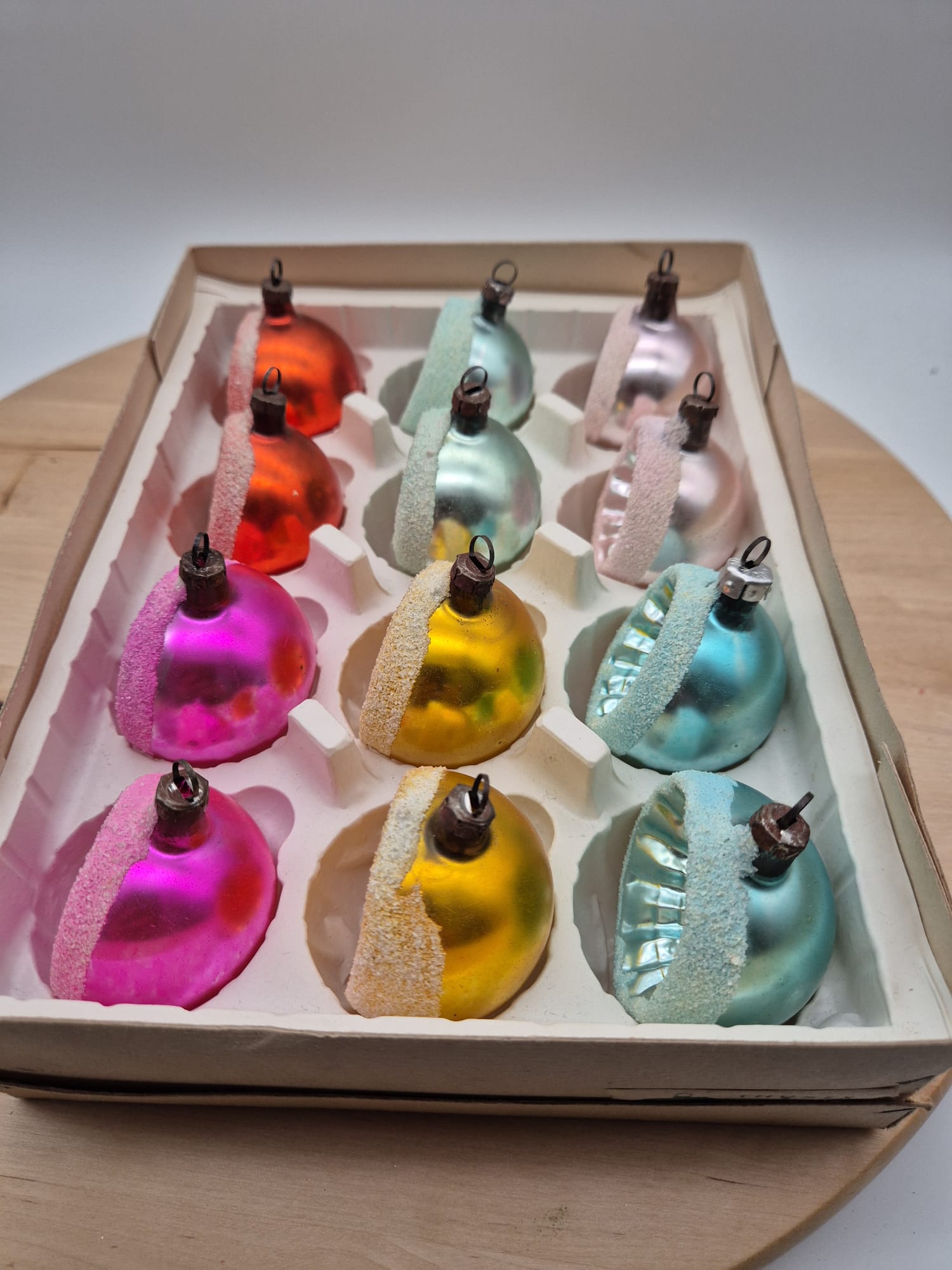 Alte Glaskugeln – bunte Reflexkugeln mit Frostdekor