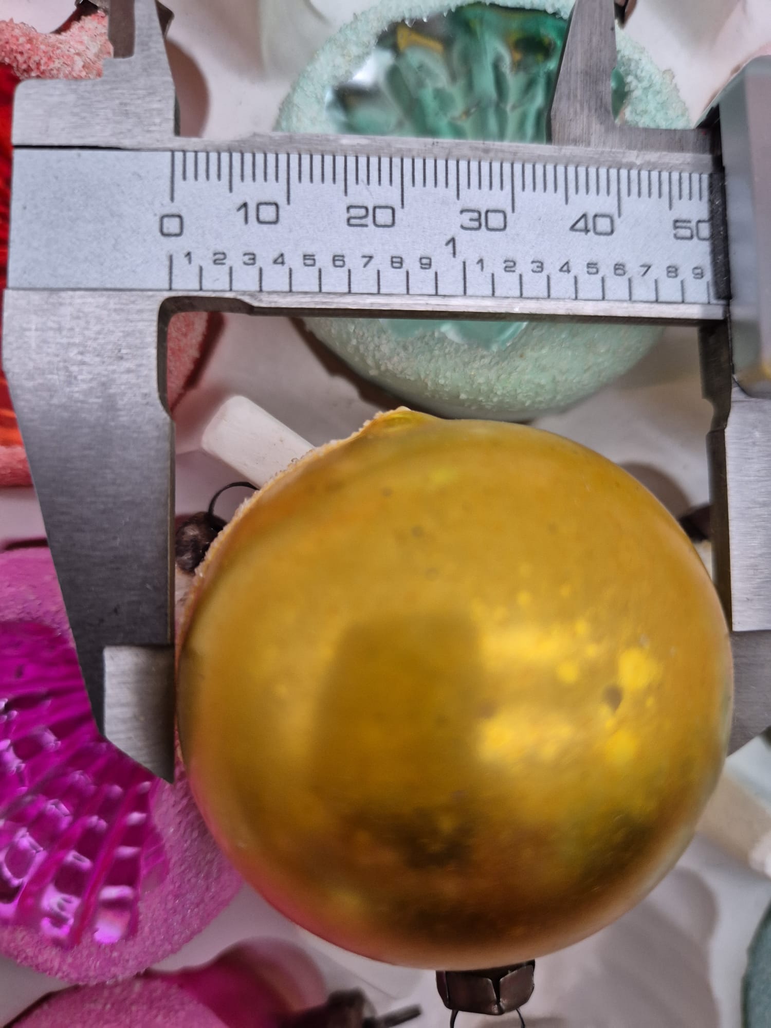 Alte Glaskugeln – bunte Reflexkugeln mit Frostdekor