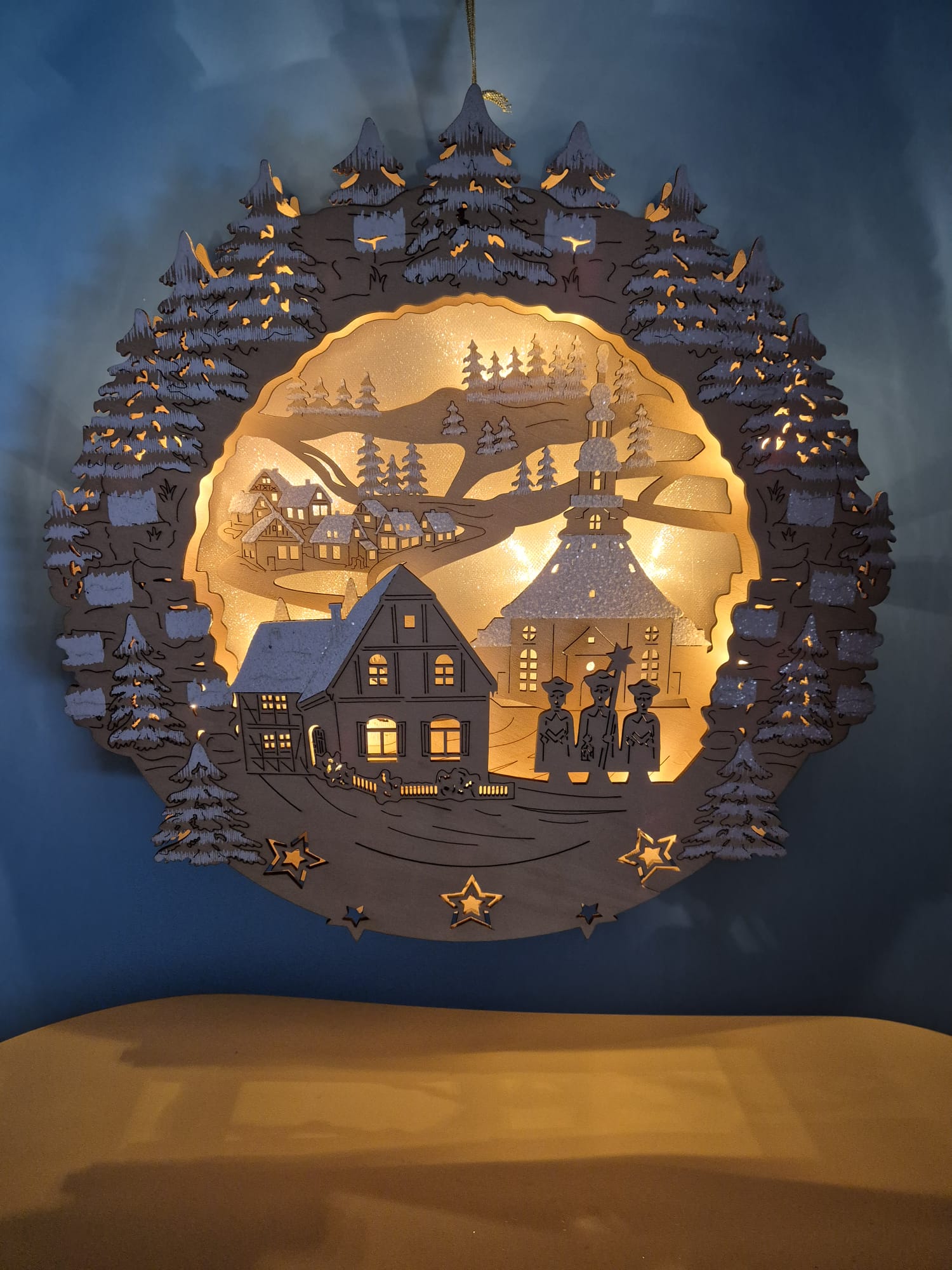 LED-Fensterbild mit Winterdorf-Motiv – HSE24