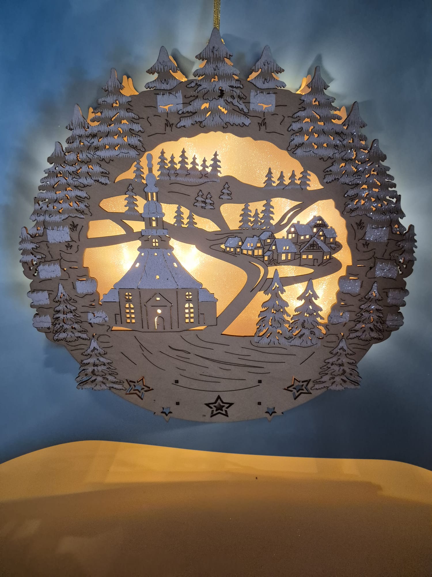 LED-Fensterbild mit Winterdorf-Motiv – HSE24