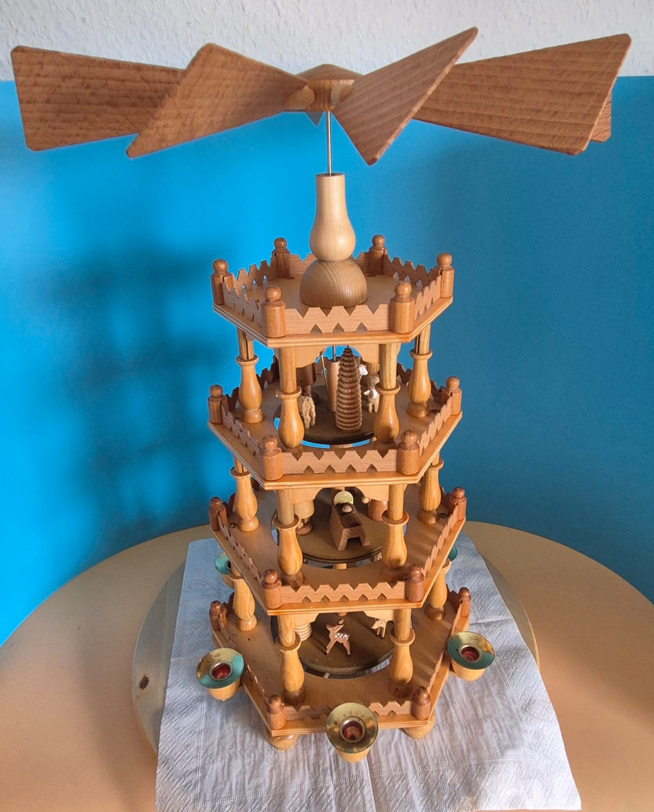 Erzgebirgische Weihnachtspyramide dreistöckig – Dregeno Seiffen