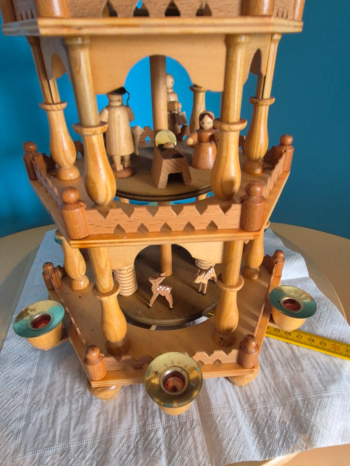 Erzgebirgische Weihnachtspyramide dreistöckig – Dregeno Seiffen