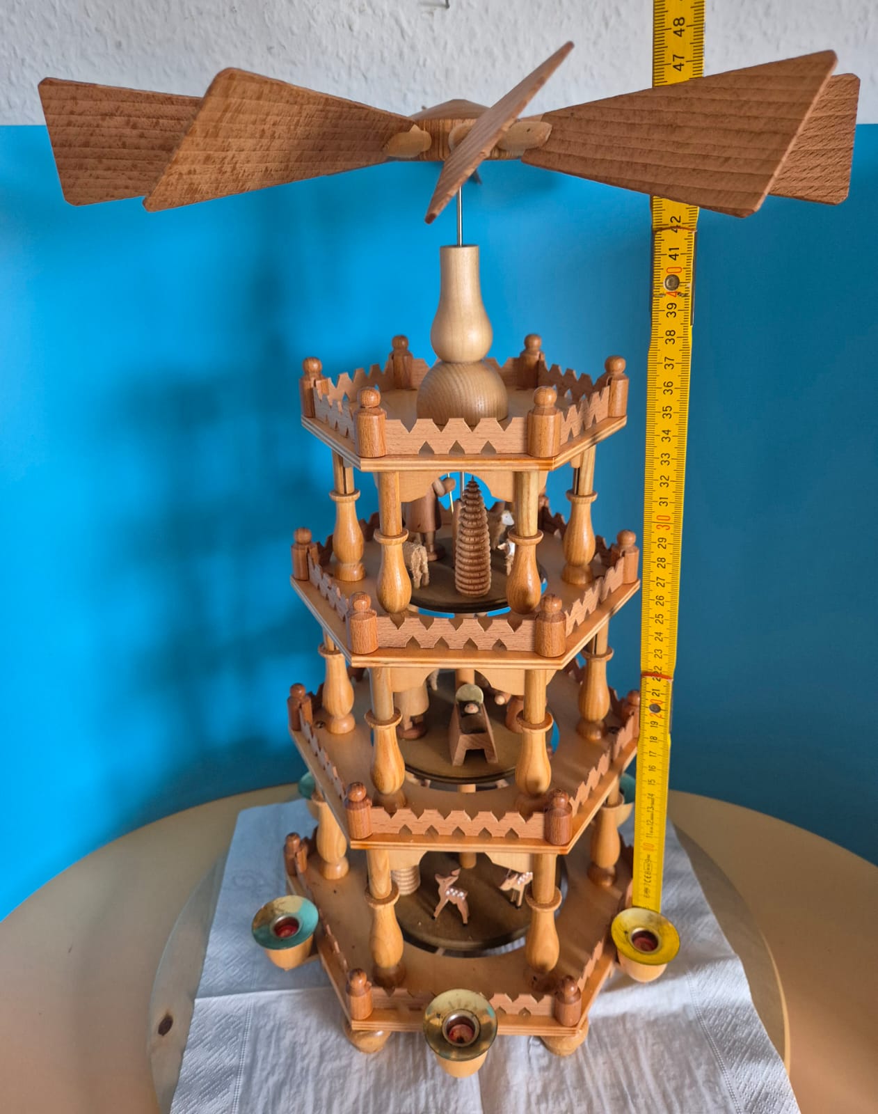 Erzgebirgische Weihnachtspyramide dreistöckig – Dregeno Seiffen