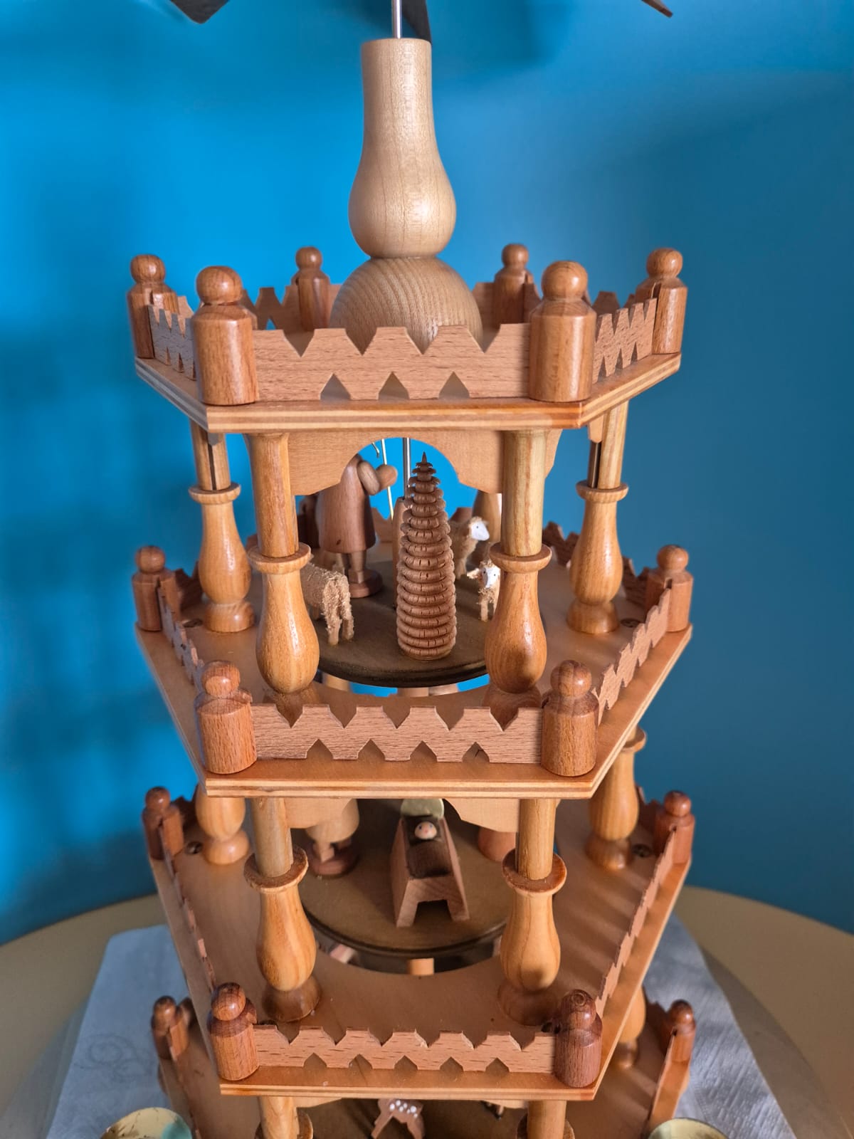 Erzgebirgische Weihnachtspyramide dreistöckig – Dregeno Seiffen