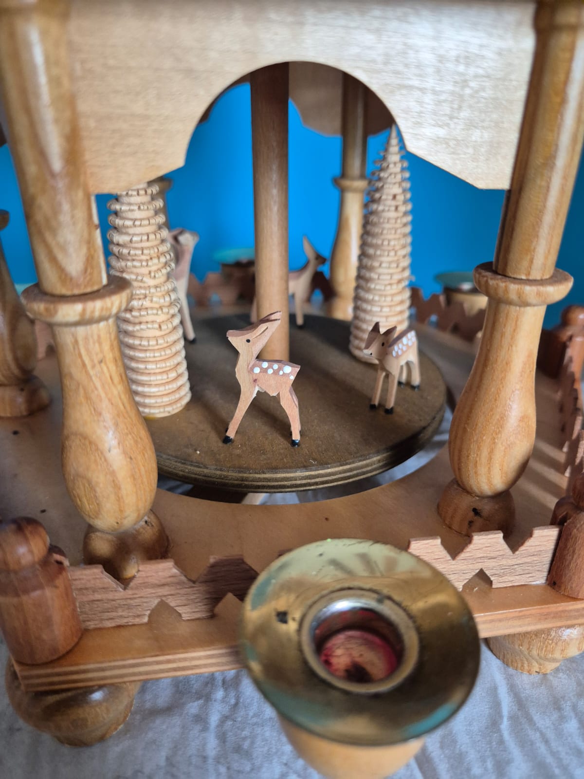 Erzgebirgische Weihnachtspyramide dreistöckig – Dregeno Seiffen