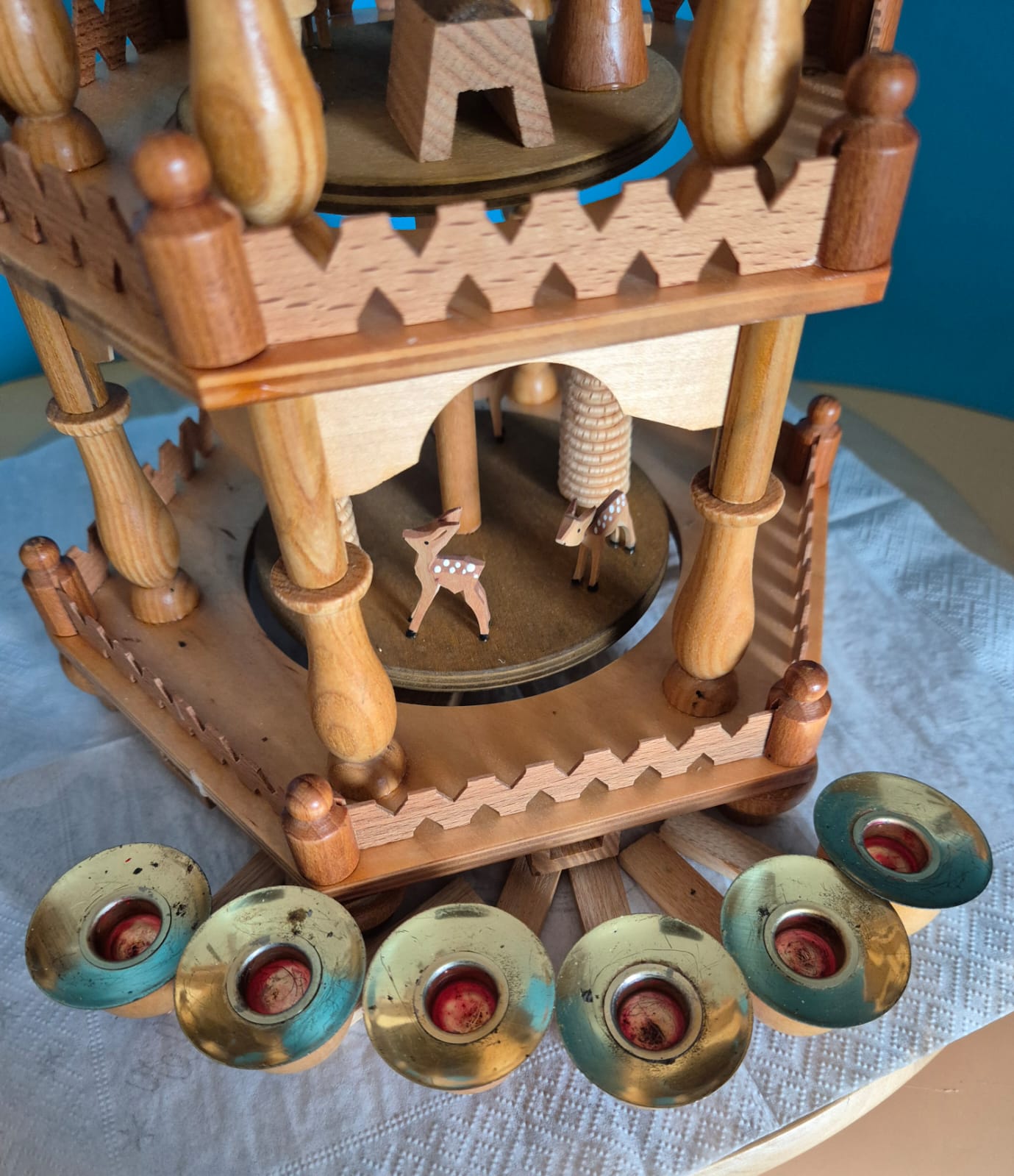 Erzgebirgische Weihnachtspyramide dreistöckig – Dregeno Seiffen