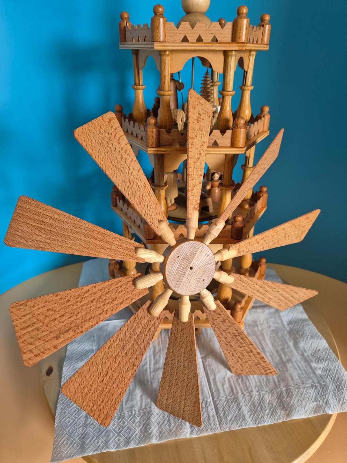 Erzgebirgische Weihnachtspyramide dreistöckig – Dregeno Seiffen