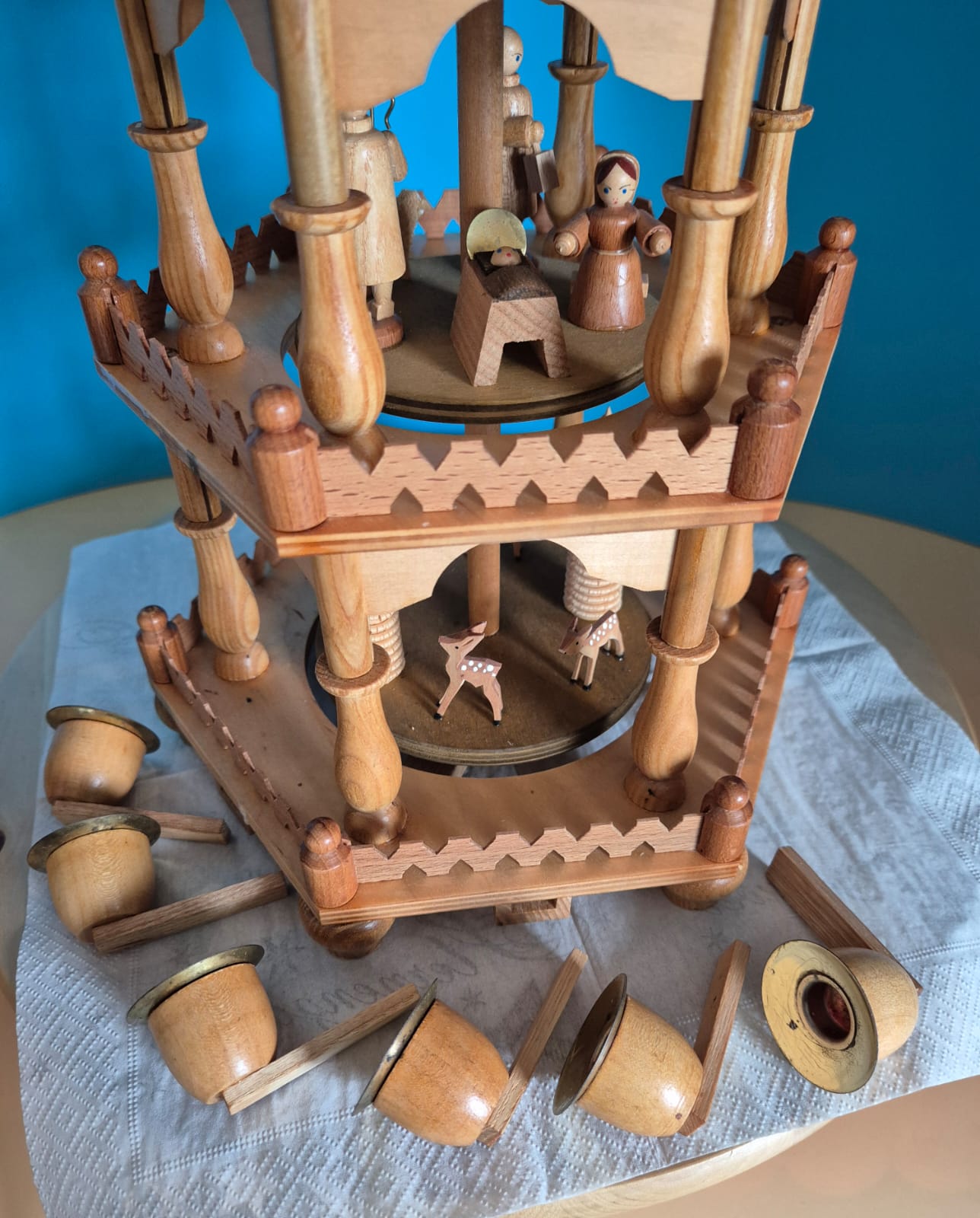 Erzgebirgische Weihnachtspyramide dreistöckig – Dregeno Seiffen