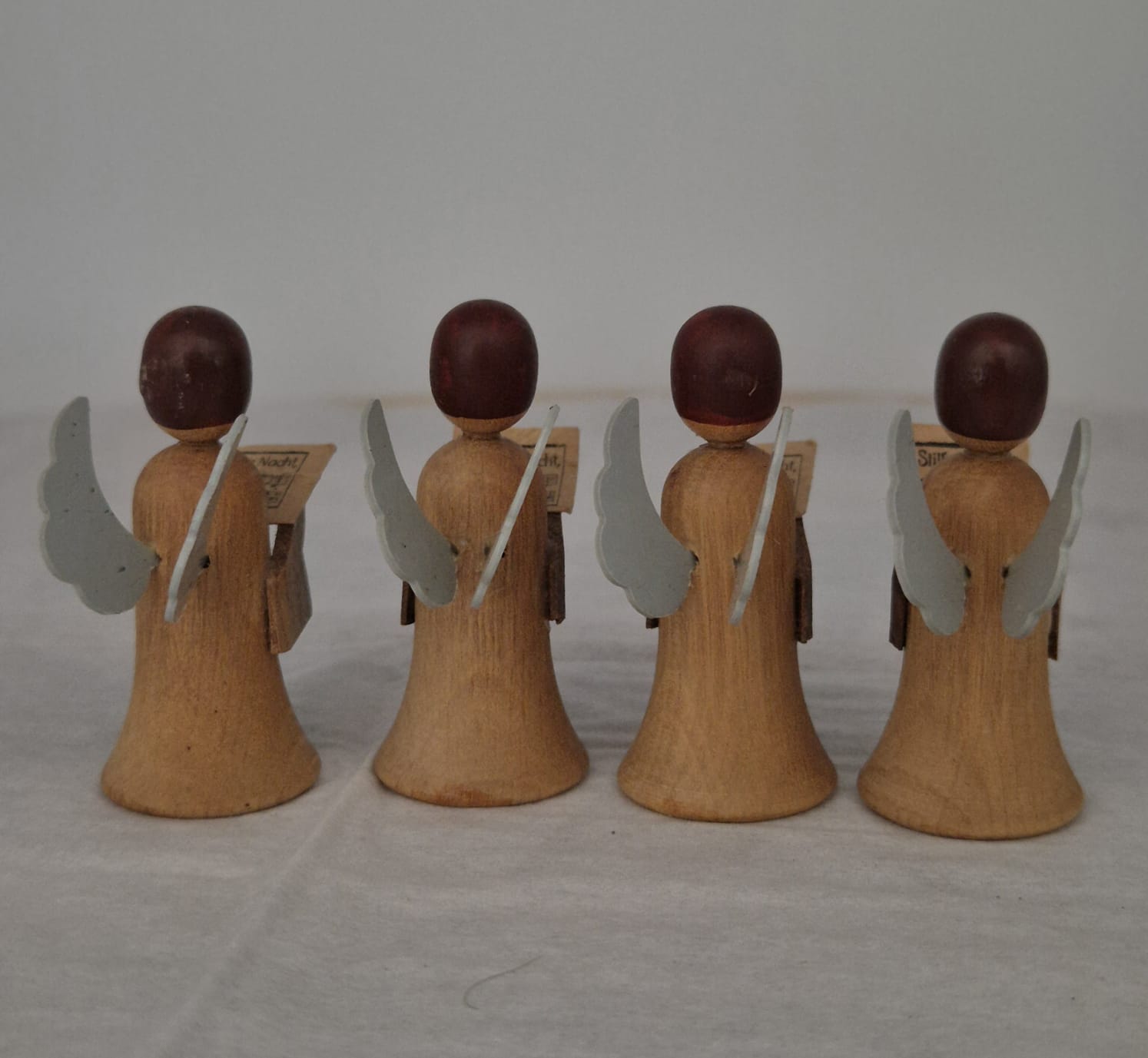 Erzgebirgische Engel mit Notenblättern – Handarbeit