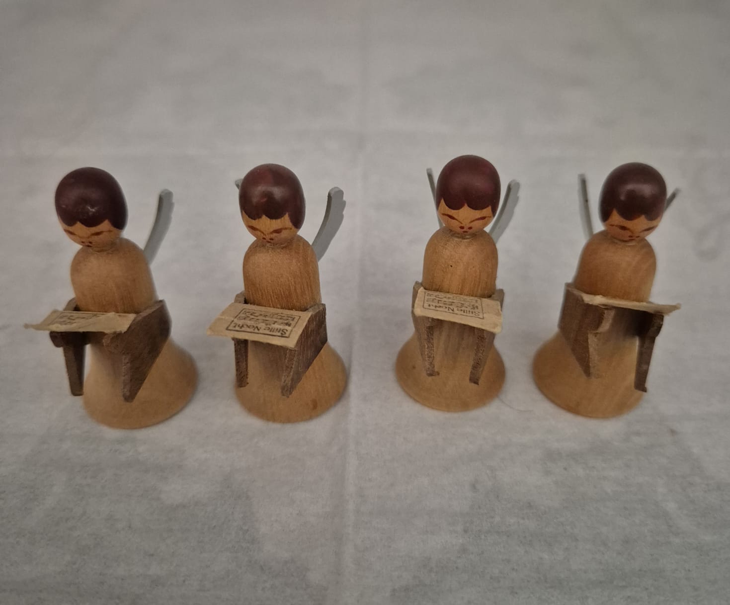 Erzgebirgische Engel mit Notenblättern – Handarbeit