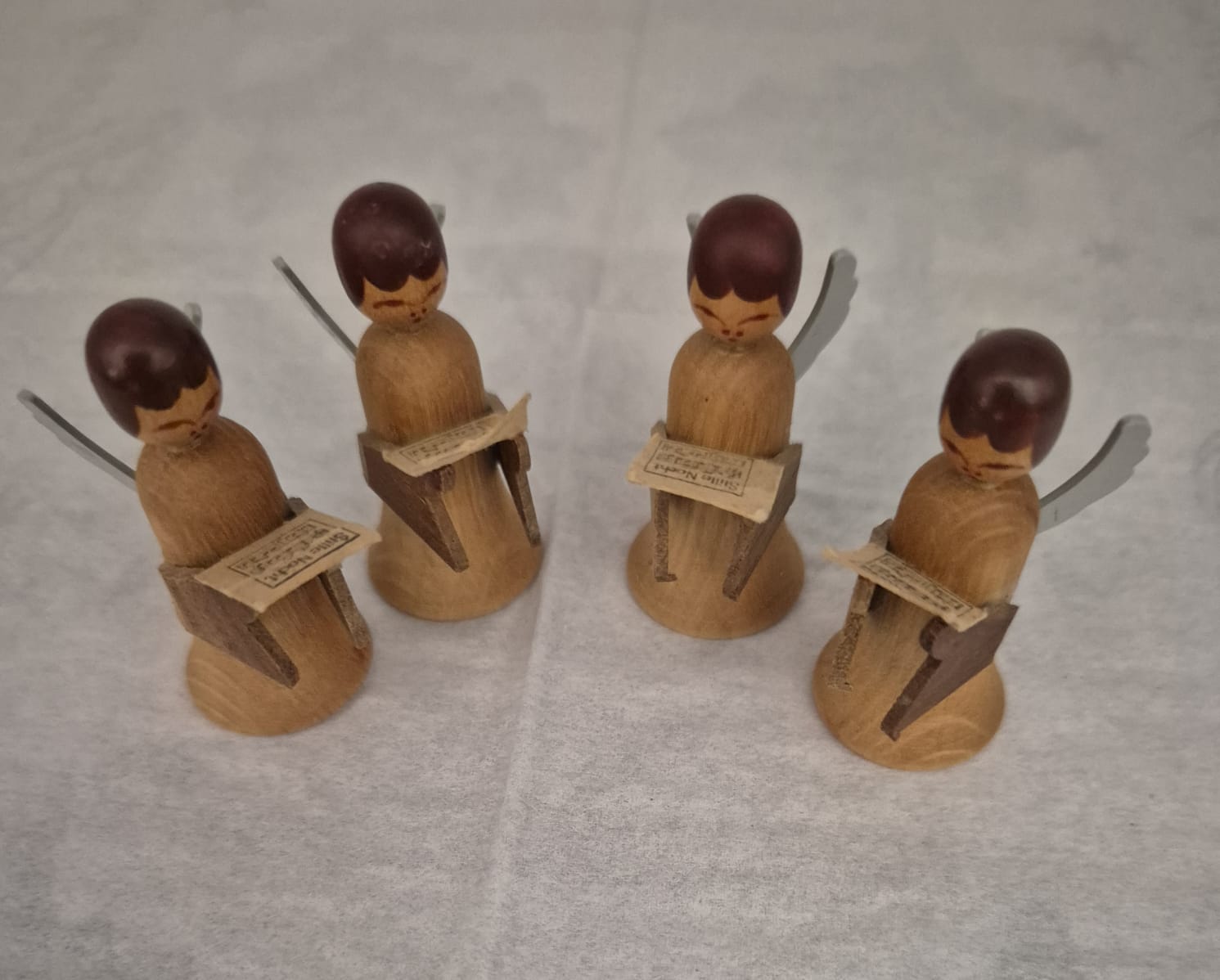 Erzgebirgische Engel mit Notenblättern – Handarbeit