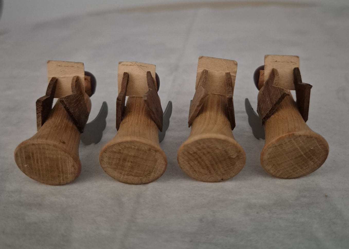 Erzgebirgische Engel mit Notenblättern – Handarbeit