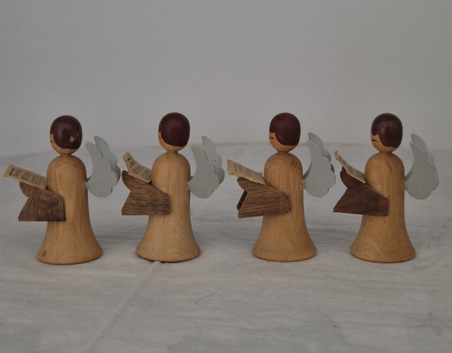 Erzgebirgische Engel mit Notenblättern – Handarbeit