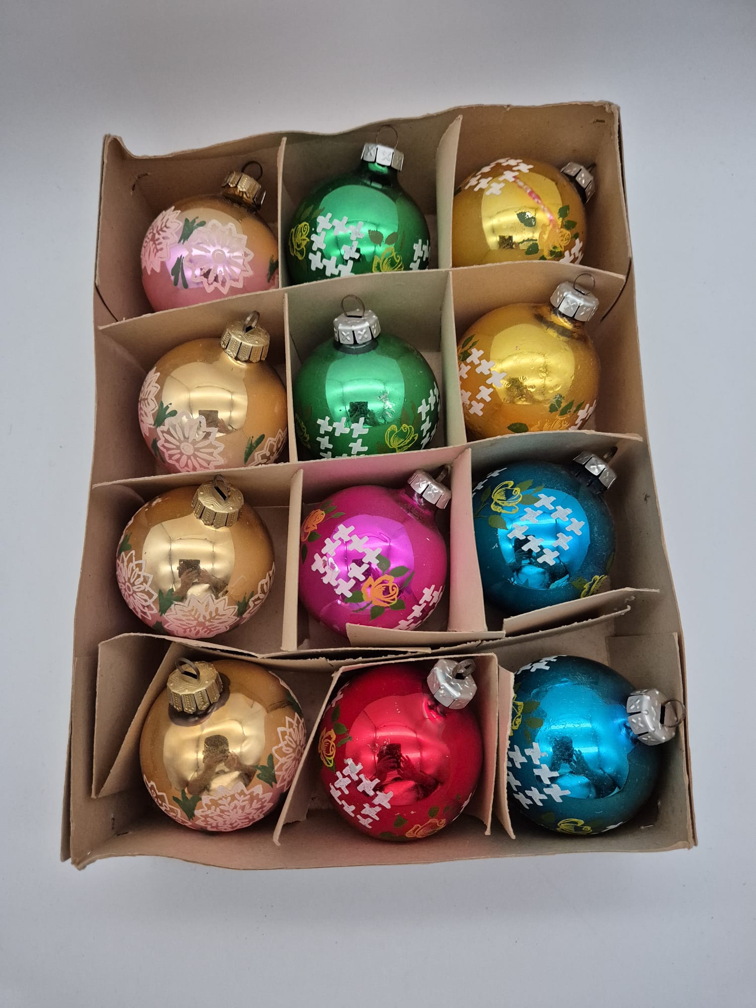 Alte Glaskugeln mit Blumenmotiv – bunte Weihnachtskugeln