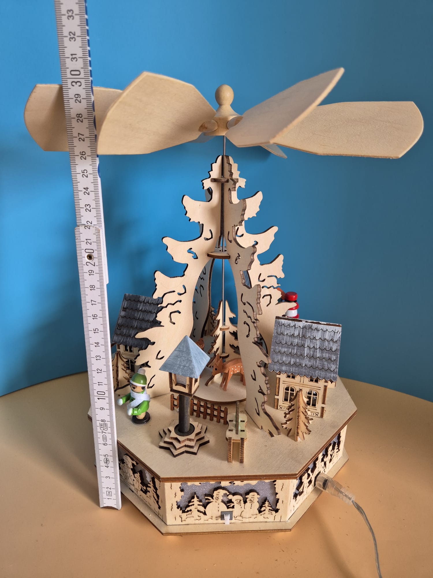 Holzpyramide mit Beleuchtung – Schulte Kunstgewerbe