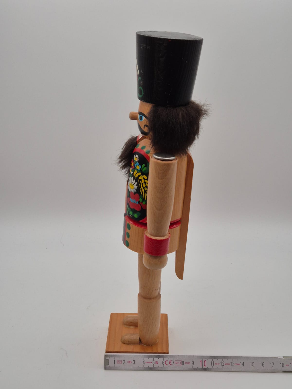 Holz-Nussknacker mit Blumenornamenten – ca. 32,5 cm