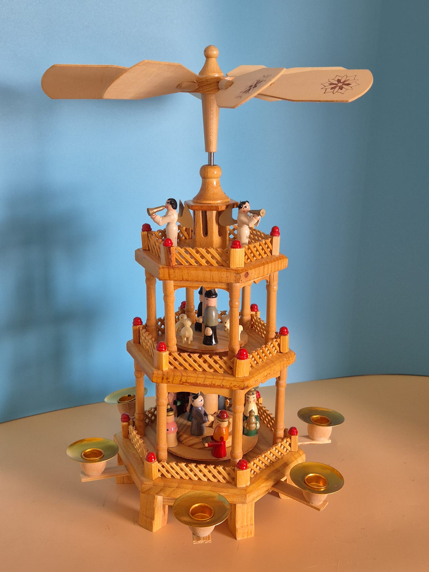 Dreistöckige Weihnachtspyramide aus Holz – mit Originalkarton