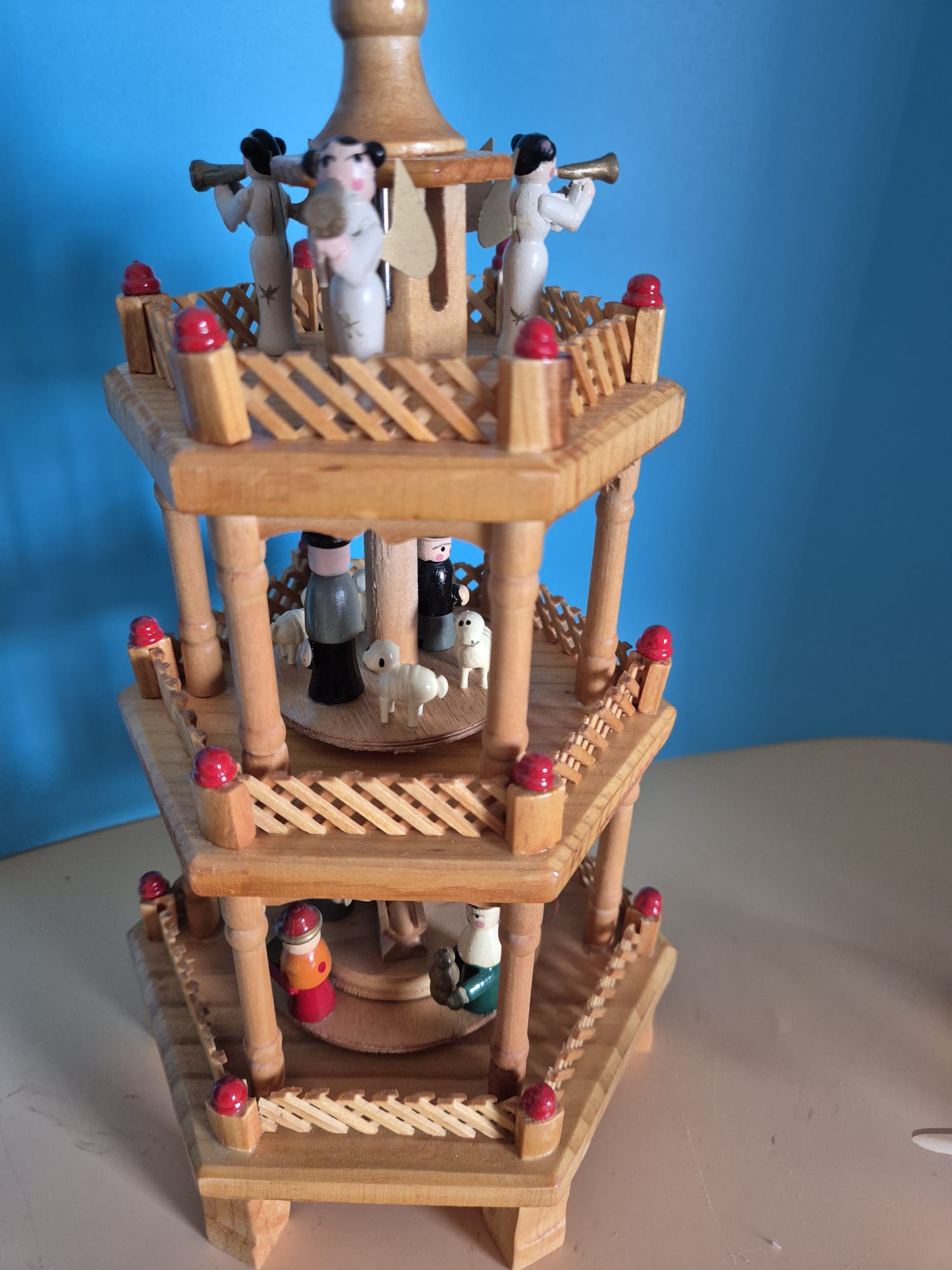 Dreistöckige Weihnachtspyramide aus Holz – mit Originalkarton