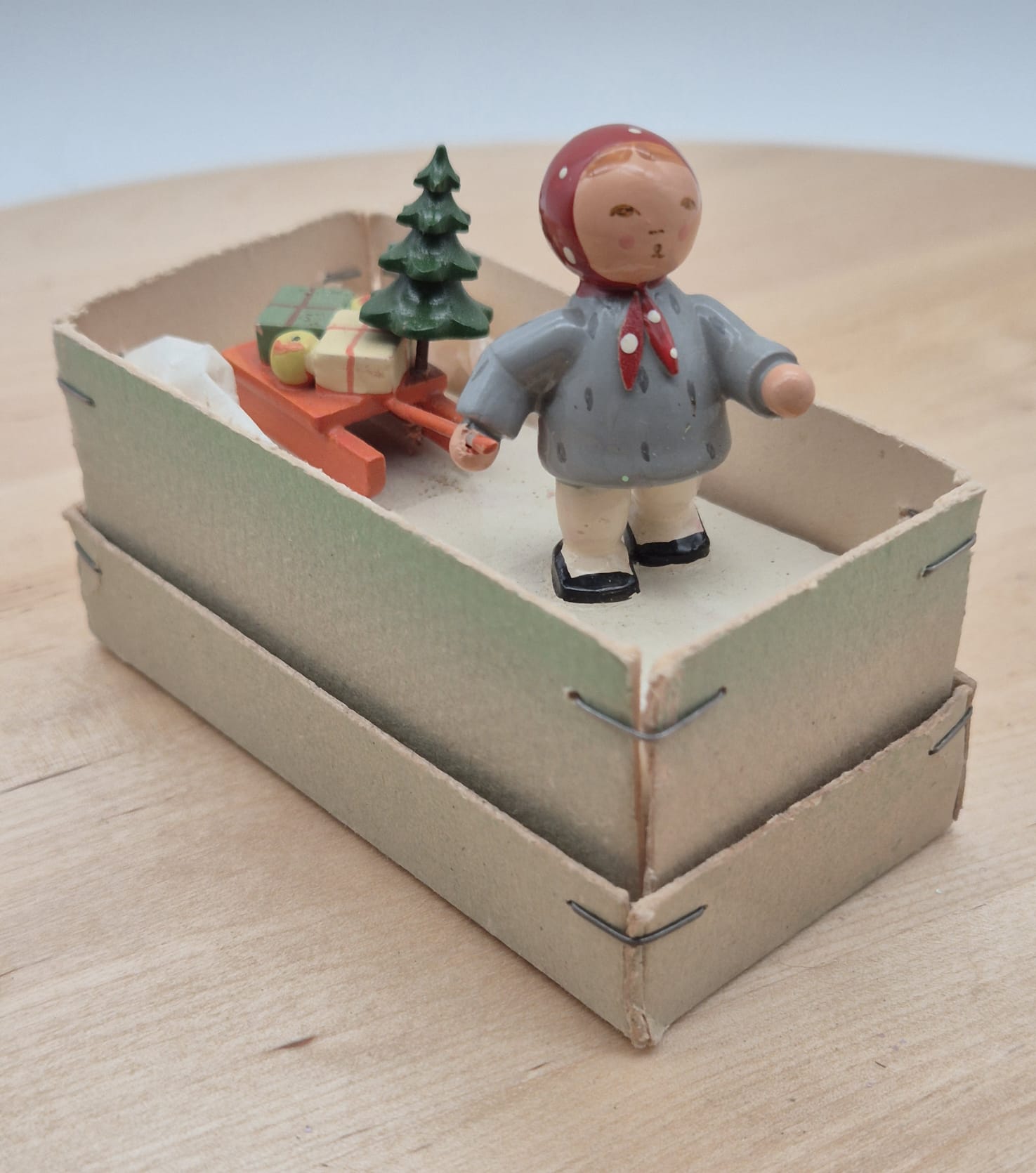 DDR Erzgebirge Holzfigur – Mädchen mit Schlitten