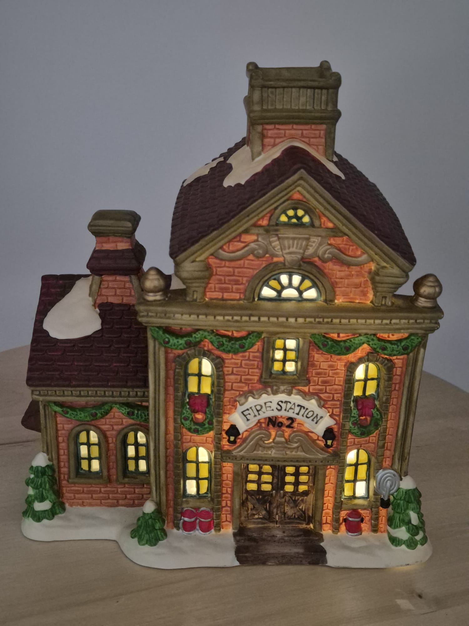 Keramik Lichthaus „Fire Station“ – Feuerwehrhaus mit Beleuchtung