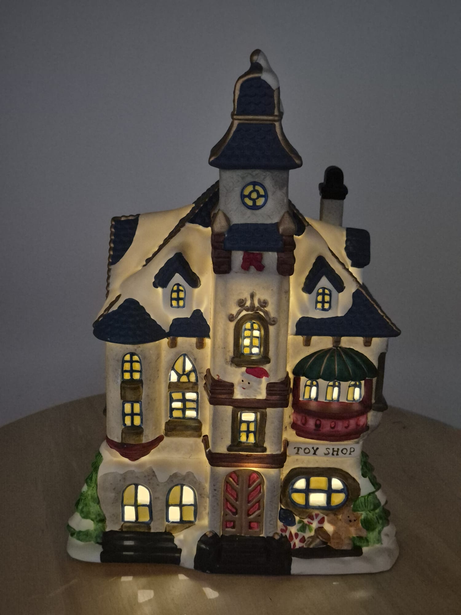 Keramik Lichthaus „Toy Shop“ – Spielzeugladen mit Beleuchtung