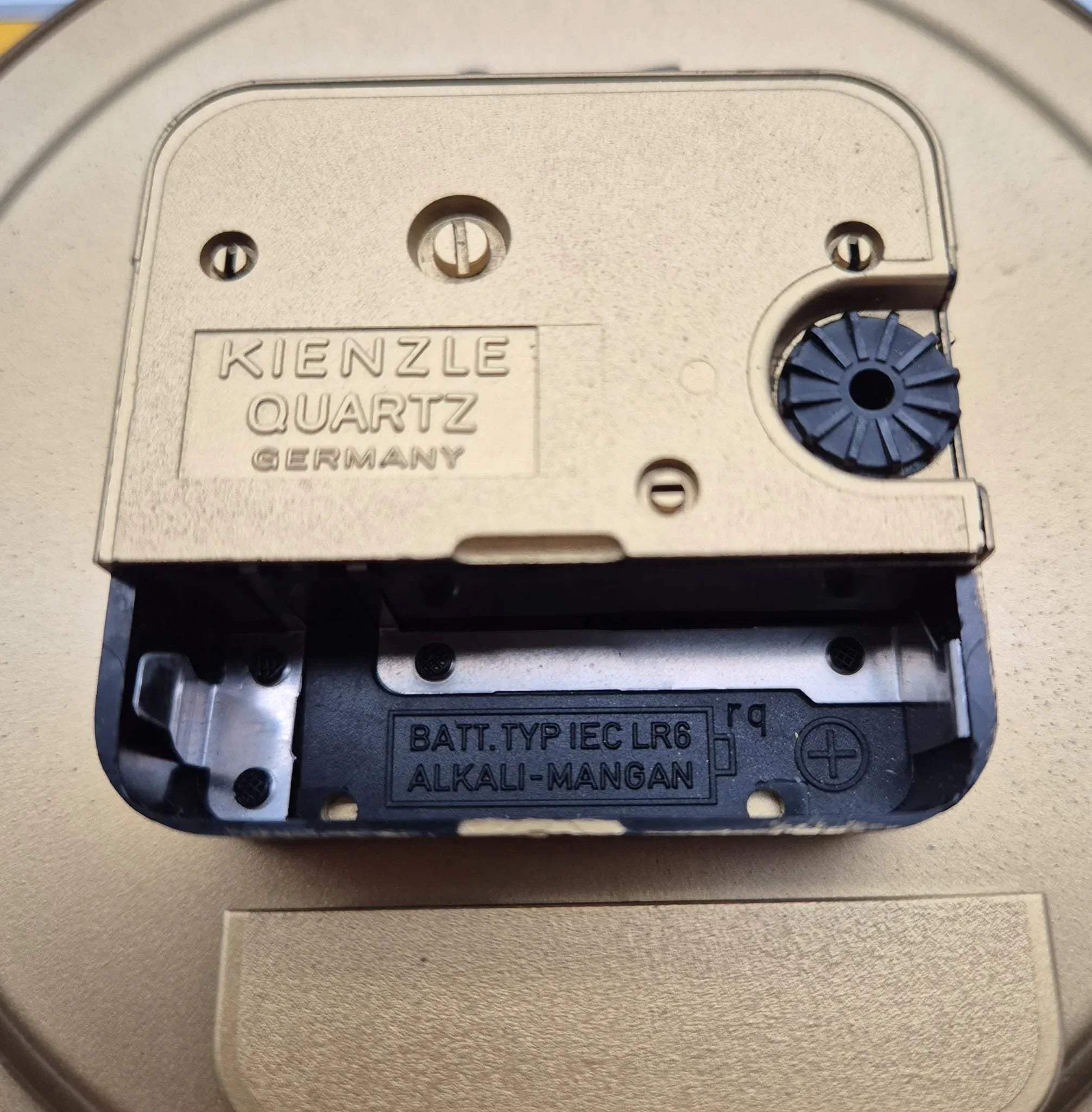 Kienzle Quartz Tischuhr mit Datum – Made in Germany