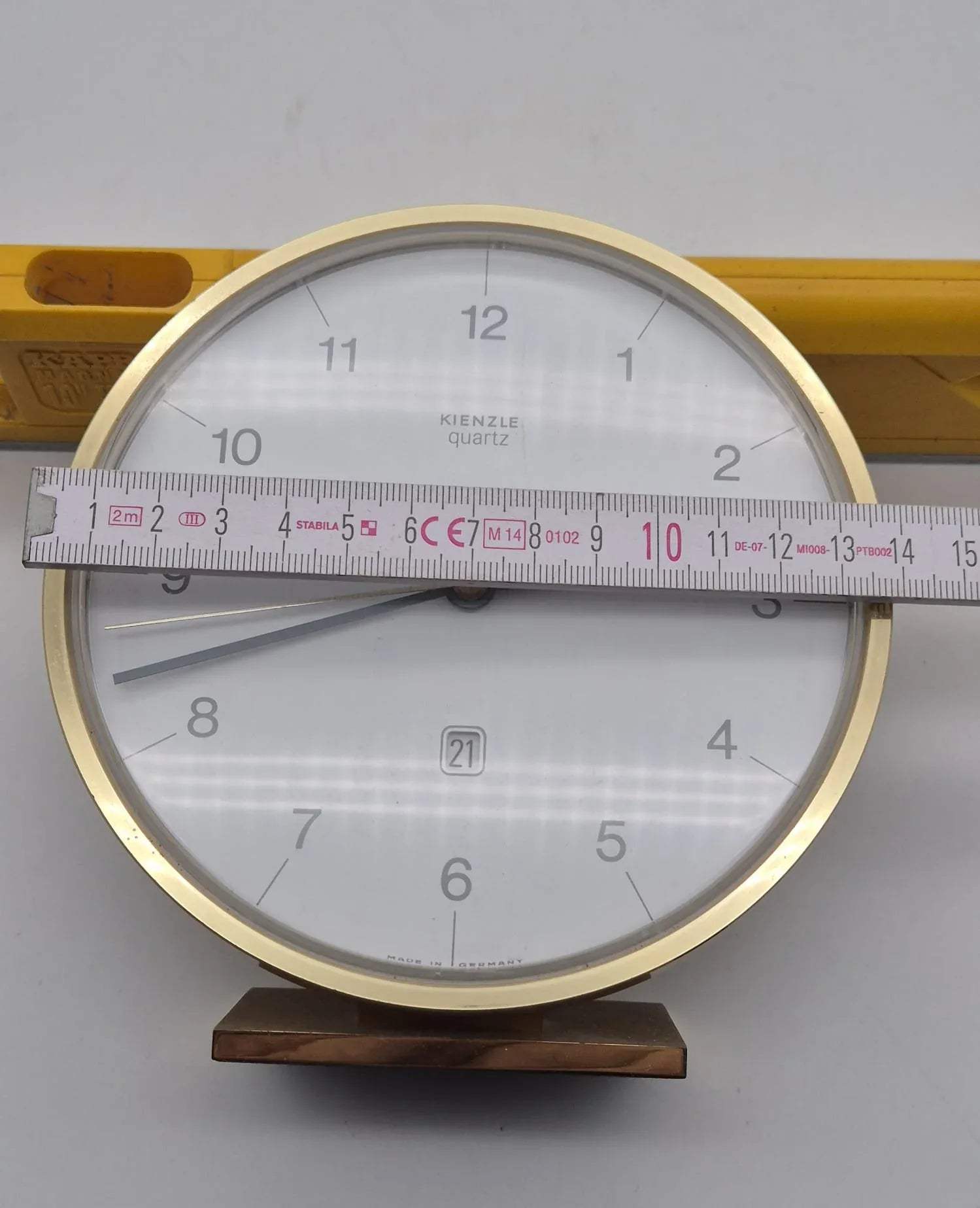 Kienzle Quartz Tischuhr mit Datum – Made in Germany