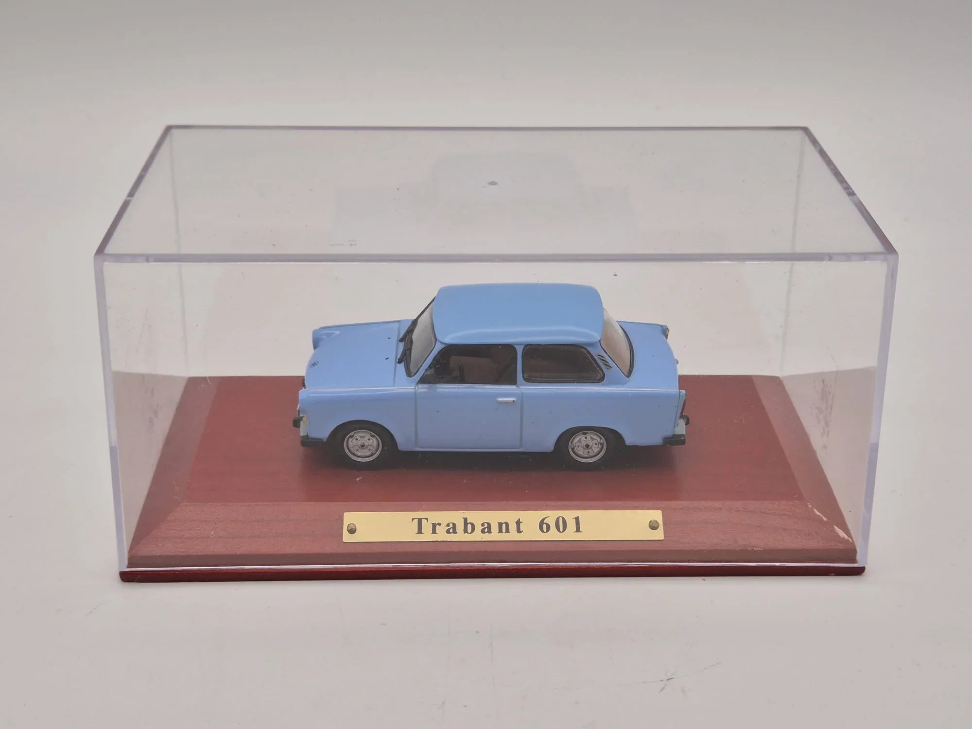 Trabant 601 Modellauto in Vitrine