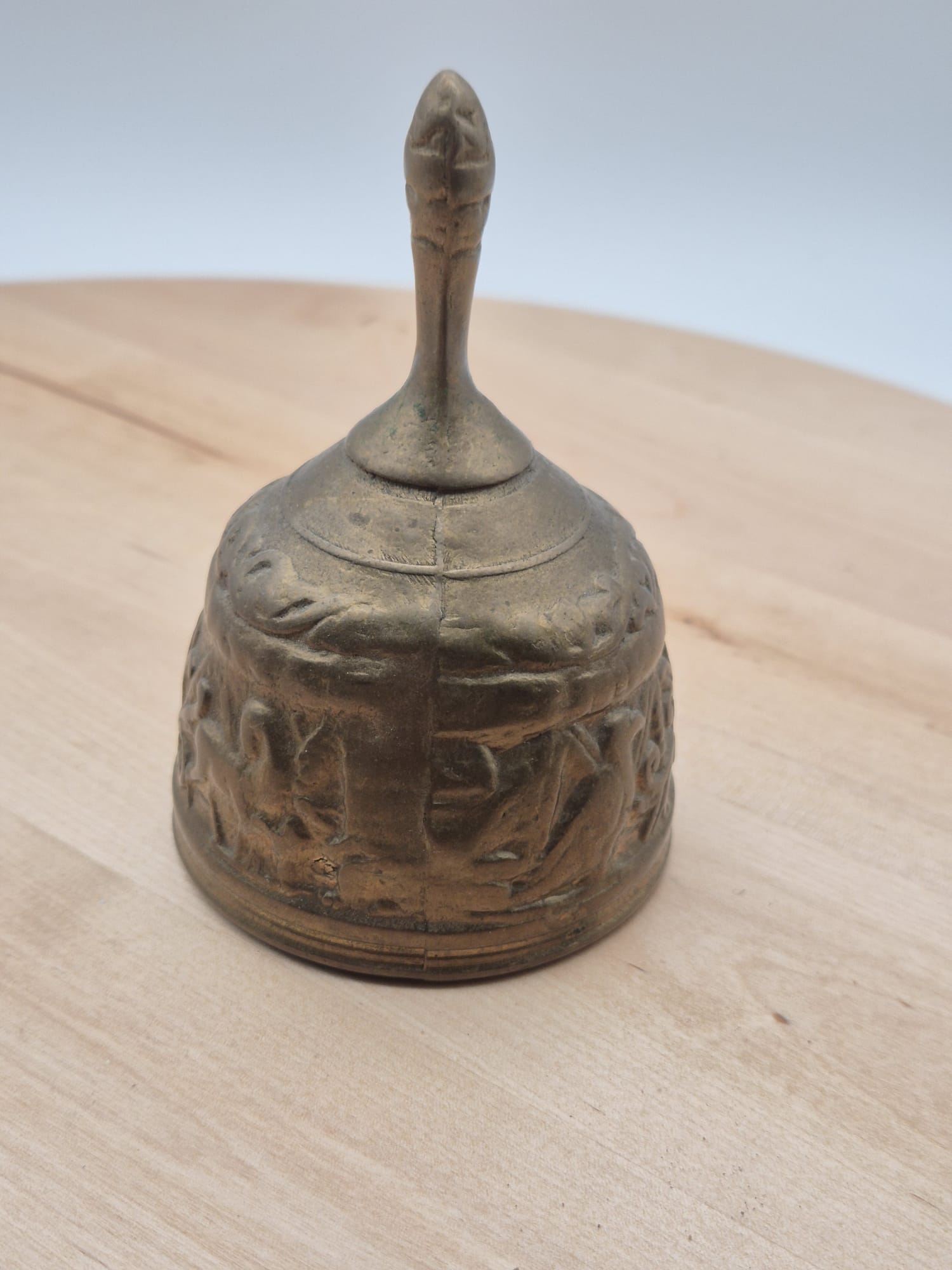 Antike Tischglocke aus Messing mit Reliefverzierung