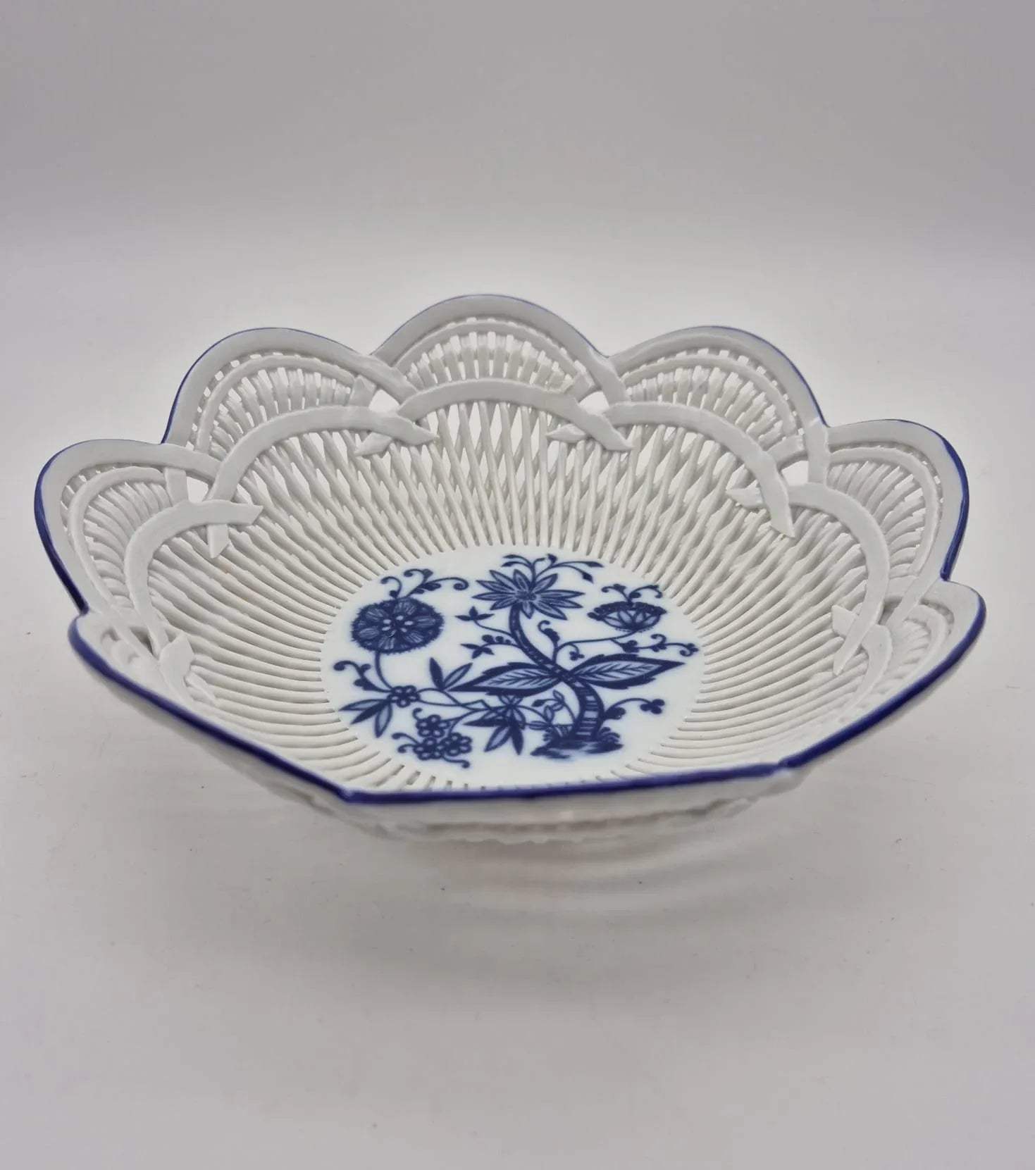 Durchbruchschale Porzellan Blau-Weiß – Zwiebelmuster-Stil