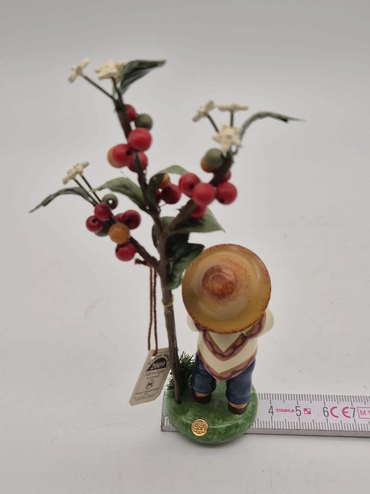 Hubrig Volkskunst GmbH – Jahresfigur 2009 mit Beerenzweig, Erzgebirge
