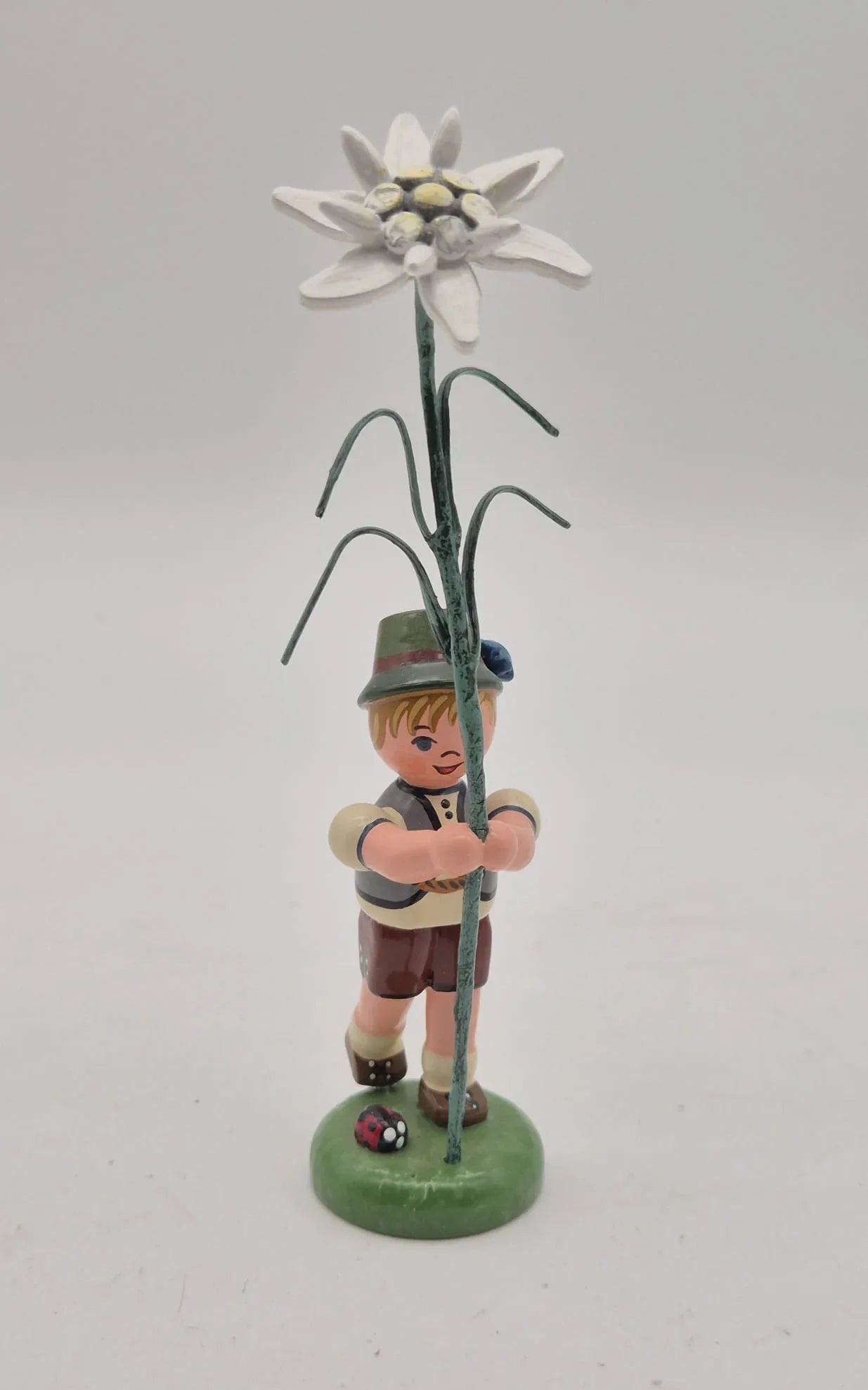 Hubrig Volkskunst GmbH – Junge mit Edelweiß, Erzgebirge