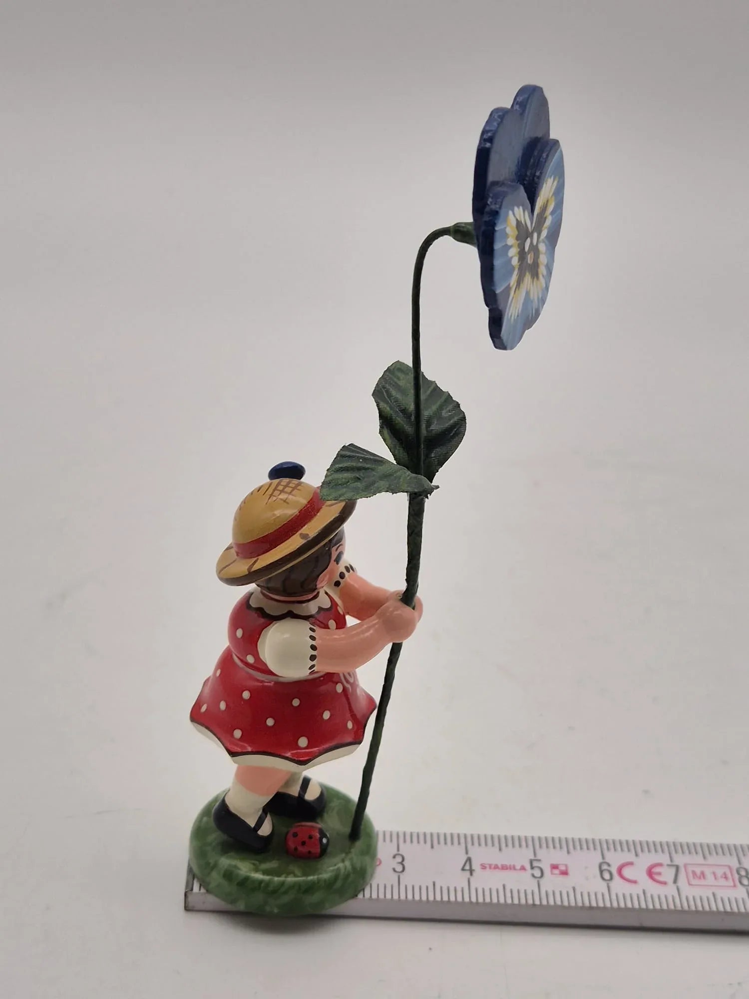 Hubrig Volkskunst GmbH – Mädchen mit großer blauer Blume, Erzgebirge
