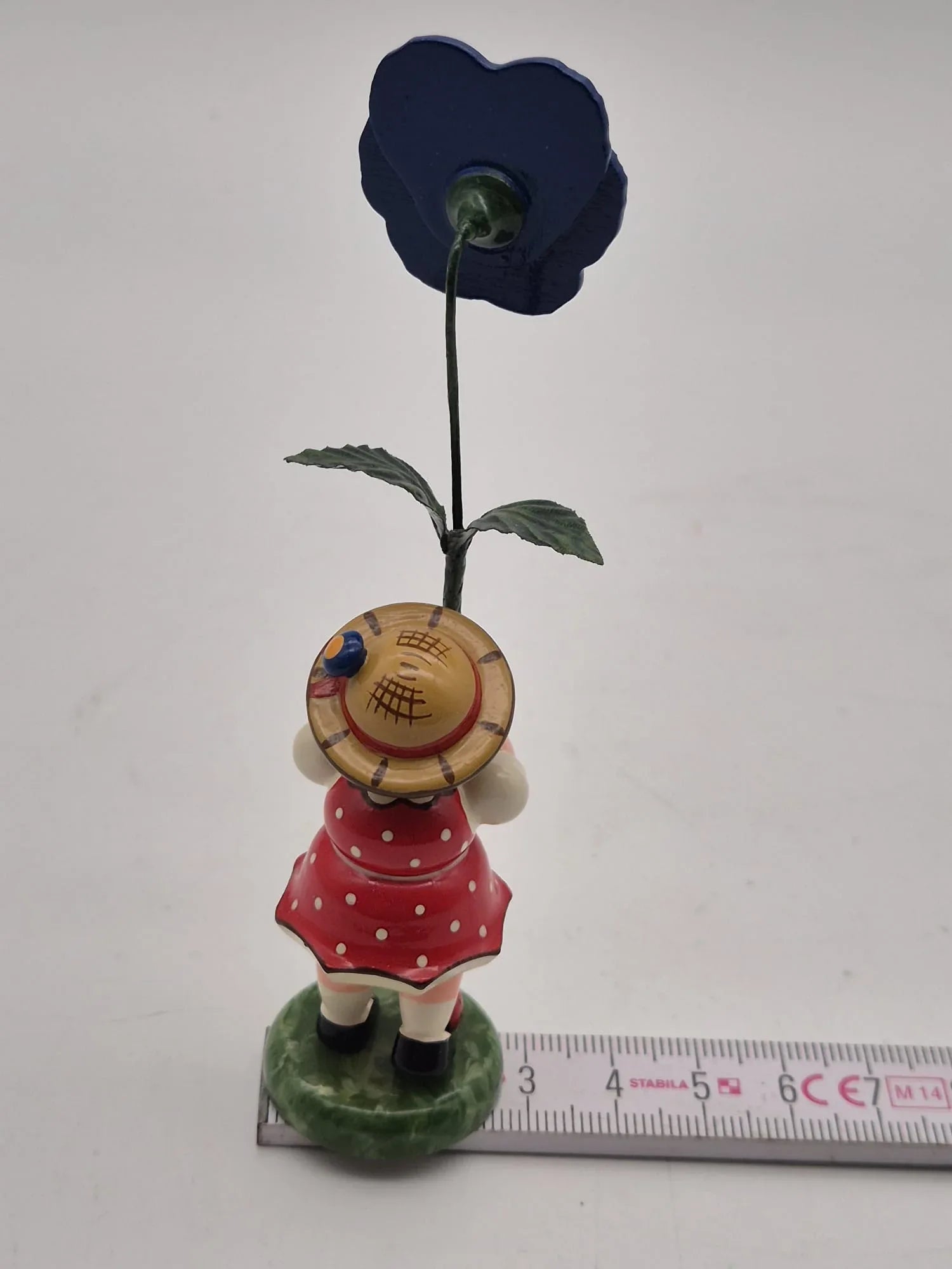 Hubrig Volkskunst GmbH – Mädchen mit großer blauer Blume, Erzgebirge