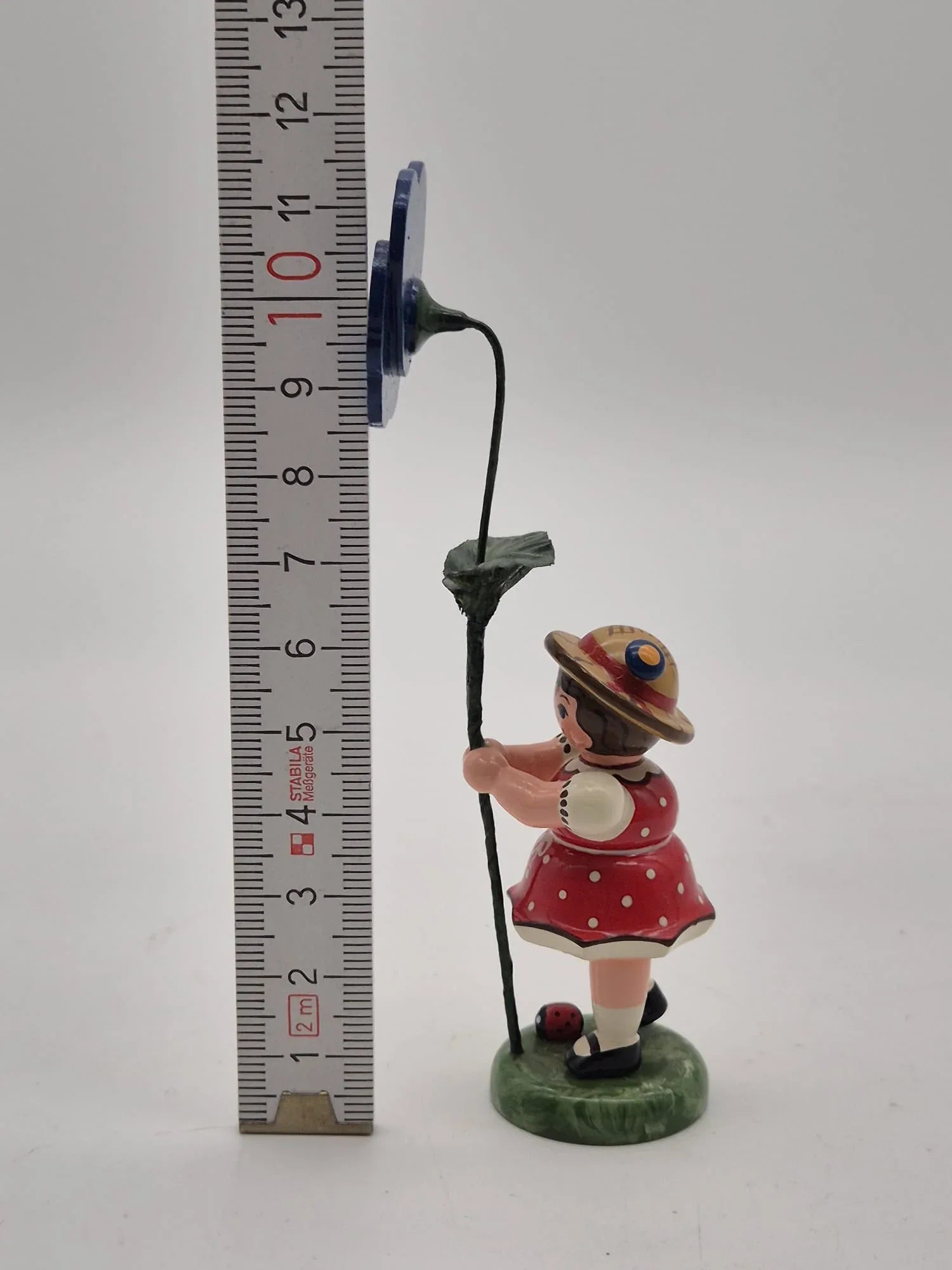 Hubrig Volkskunst GmbH – Mädchen mit großer blauer Blume, Erzgebirge