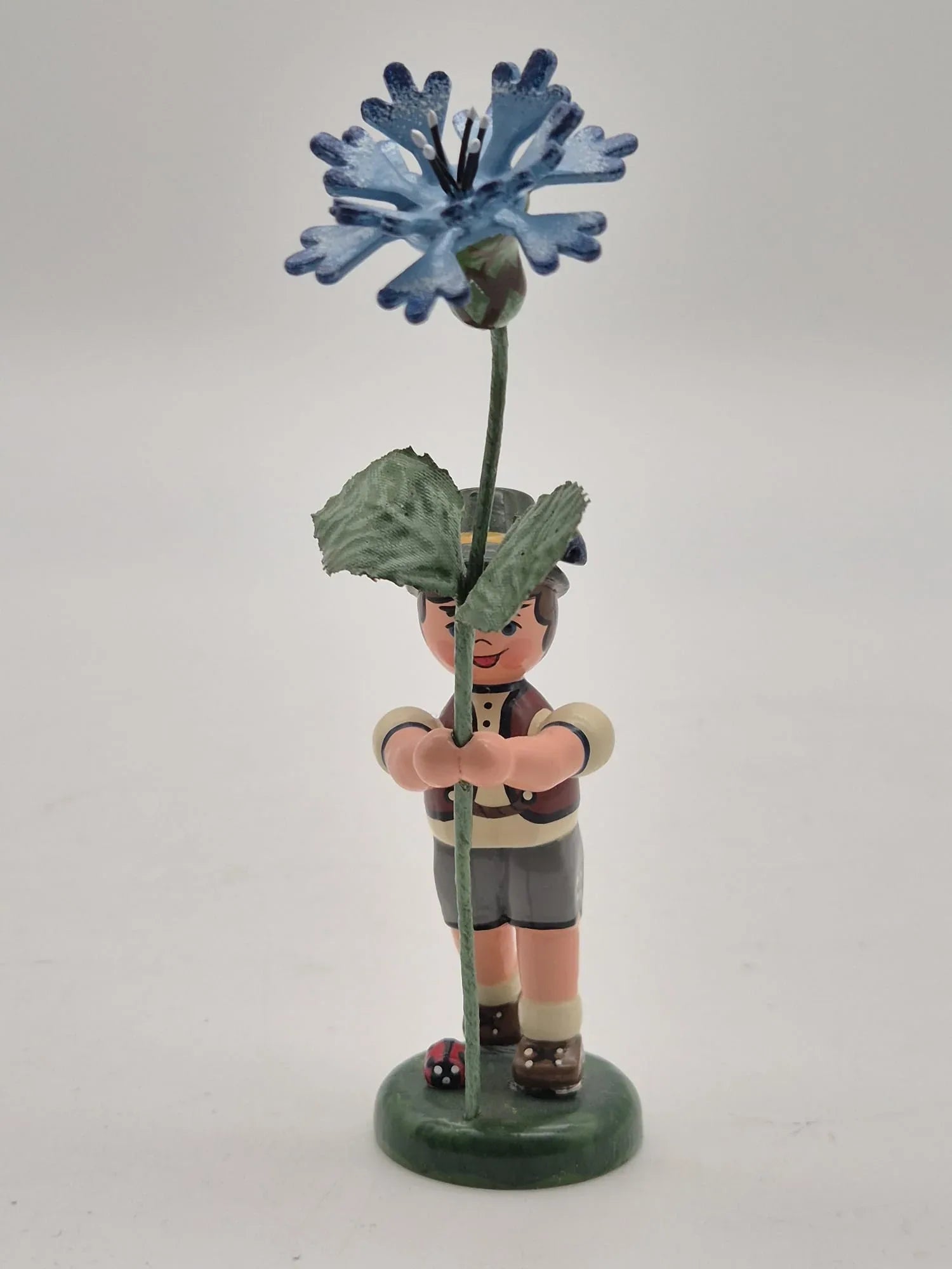 Hubrig Volkskunst GmbH – Junge mit großer blauer Blume, Erzgebirge